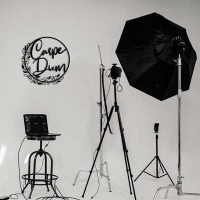 Carpe Diem Zaman ve Anlam Temalı Metal Duvar Tablosu, Minimalist Yuvarlak Tasarım