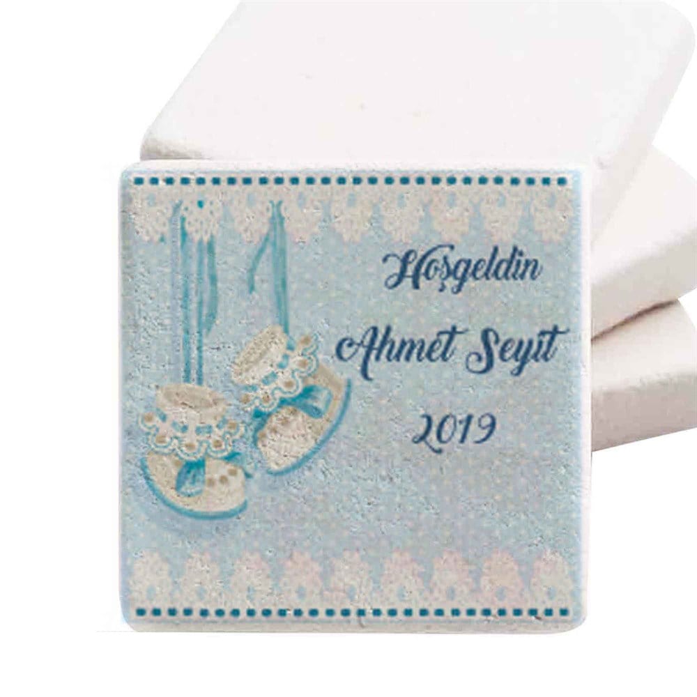 Bebek Şekeri Doğal Taş Magnet Ayakkabısına Bakan Bebek