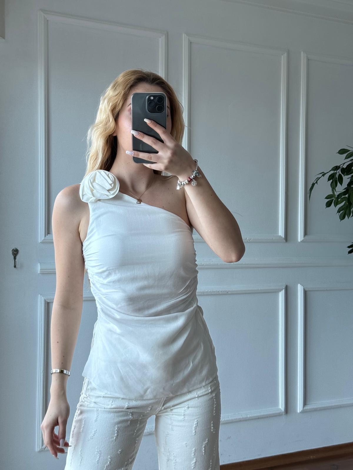 Gül Detaylı Tek Omuz Bluz 2416228 Ekru