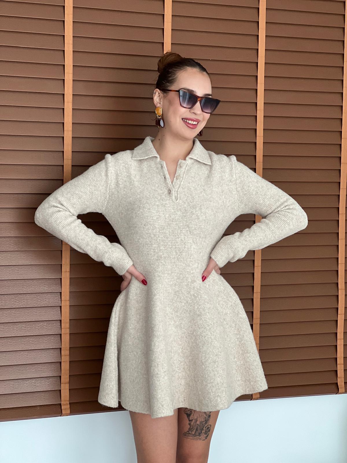 Peplum Polo Yaak Düğmeli Triko Elbise 90264 Açık Bej