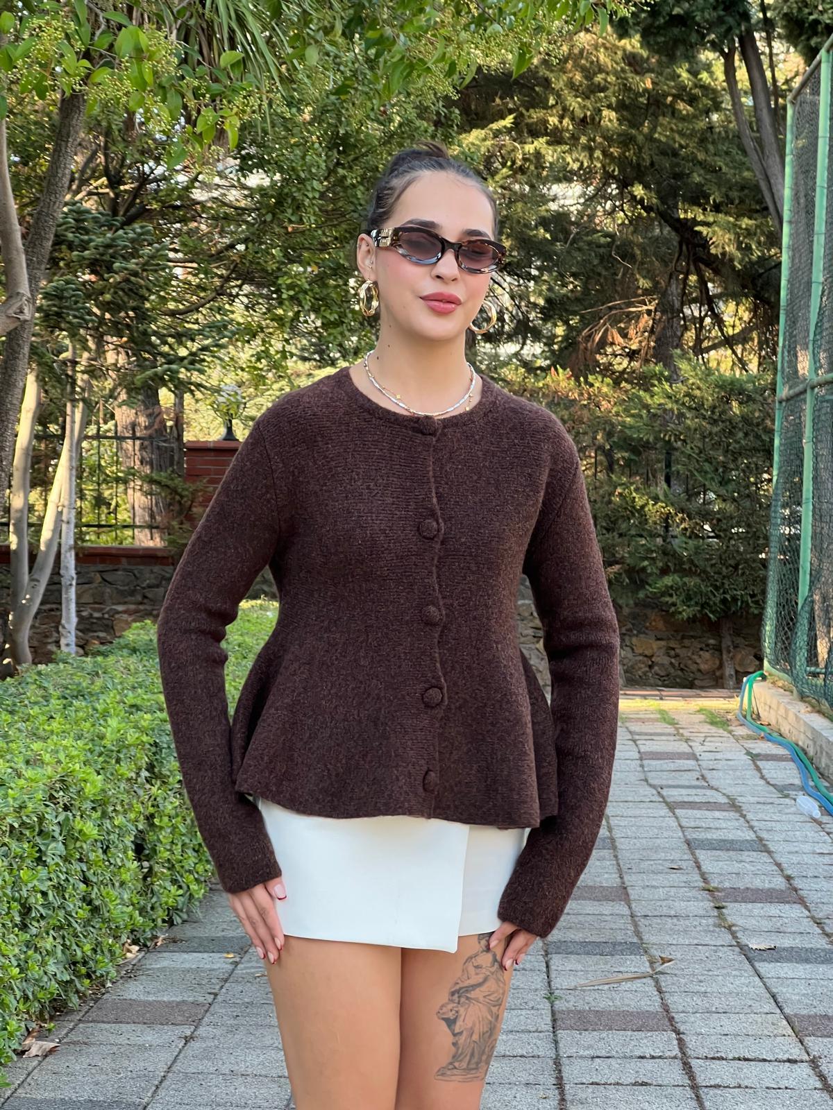 Yumuşak Dokulu Peplum Düğmeli Hırka Kahverengi