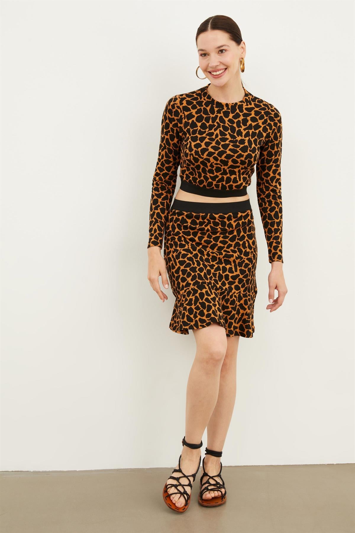 HN3869Kadın Leopar Desenli Bisiklet Yaka Uzun Kol Crop Örme Üst, Beli Lastikli Etek Uçları Volanlı Mini Boy Etek Takım