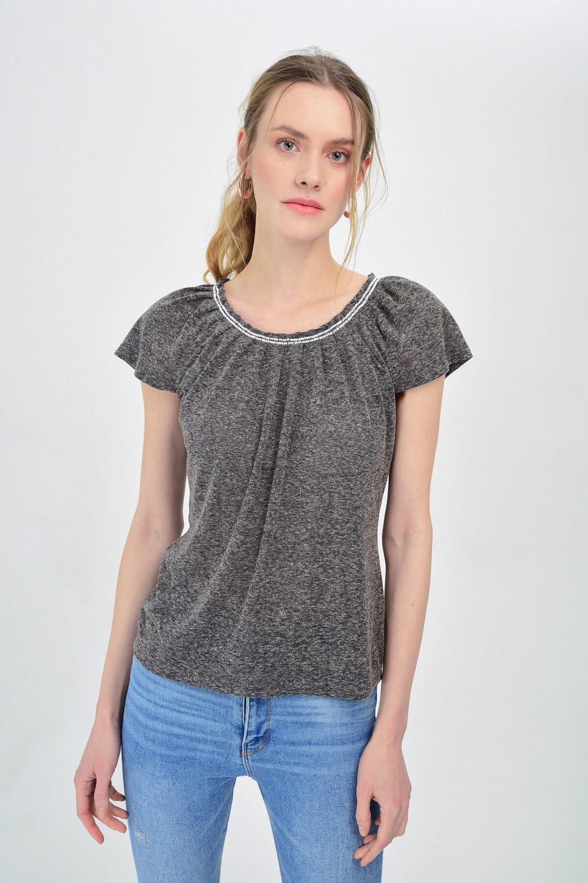 HN1370Yakası Boru Boncuk İşlemeli T-Shirt