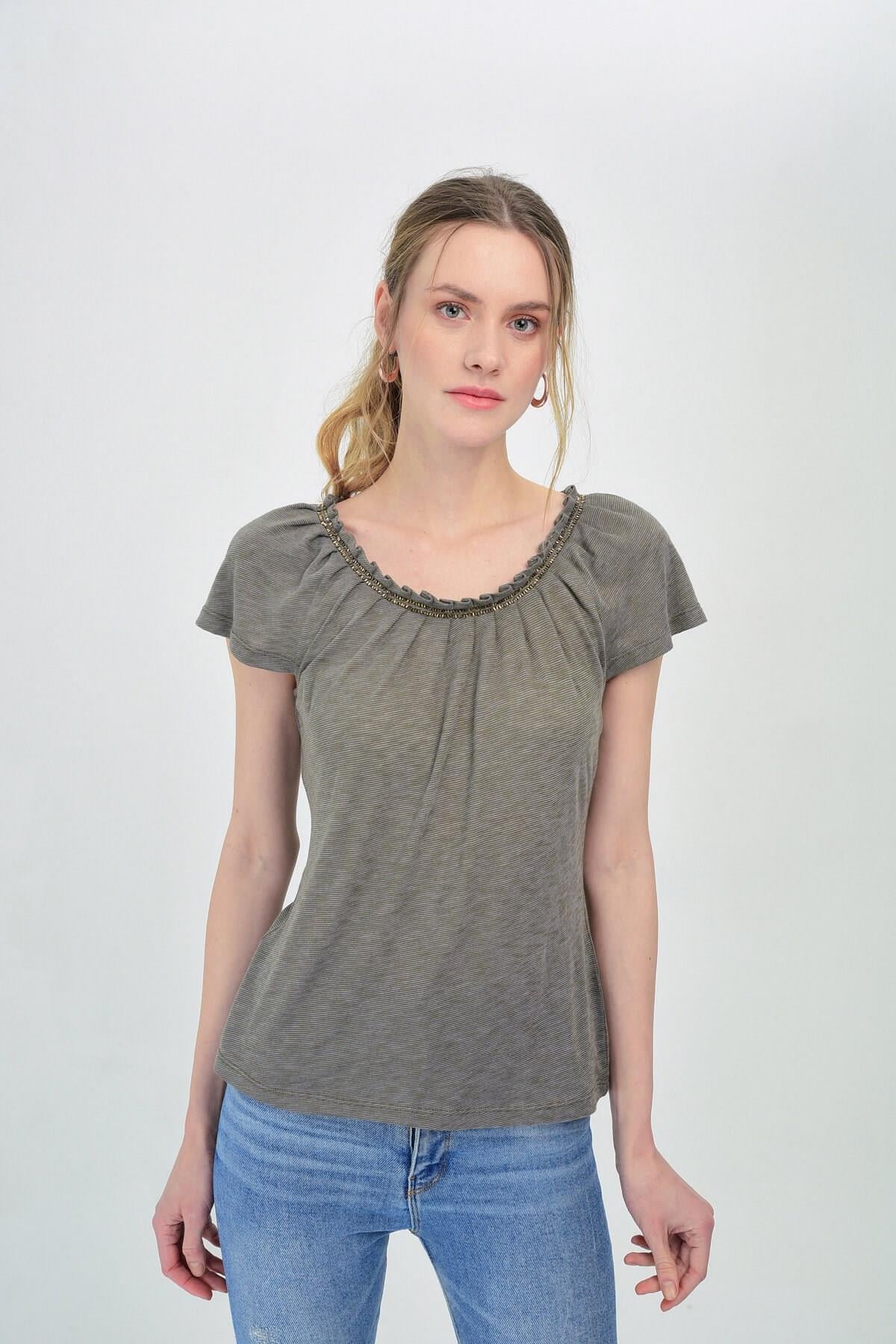 HN1371Yakası Boru Boncuk İşlemeli T-Shirt