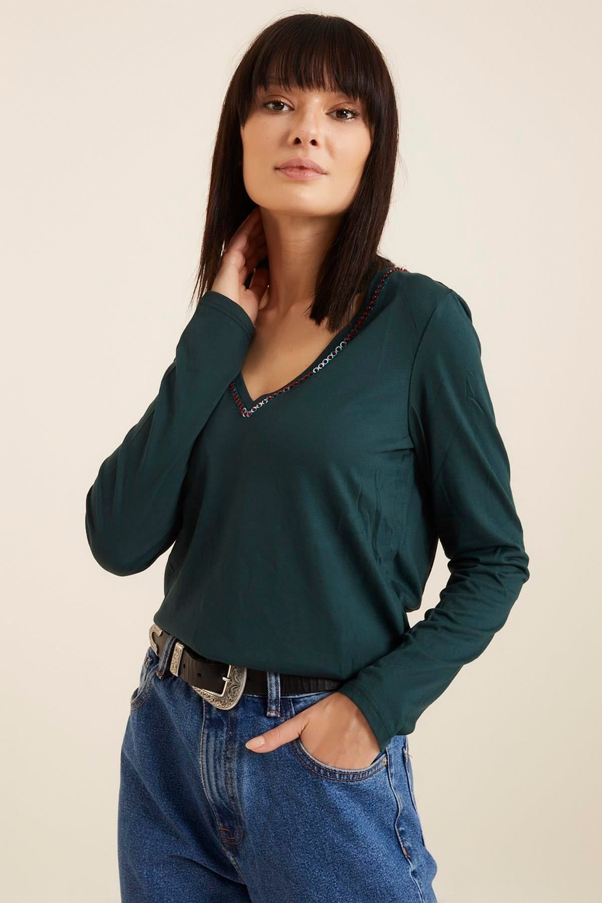 HN2897Yakası Boncuk İşlemeli V Yakalı T-Shirt