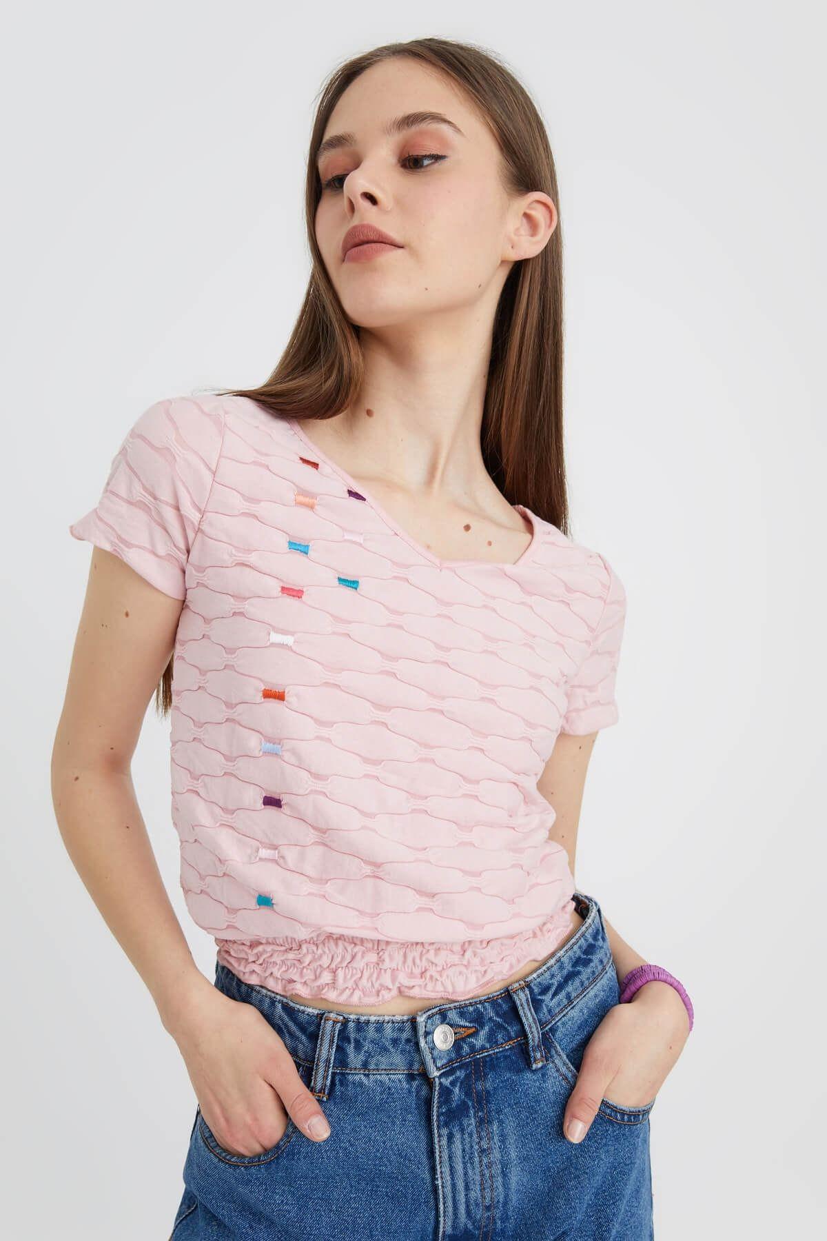 HN3050Renkli Nakışlı Crop T-shirt