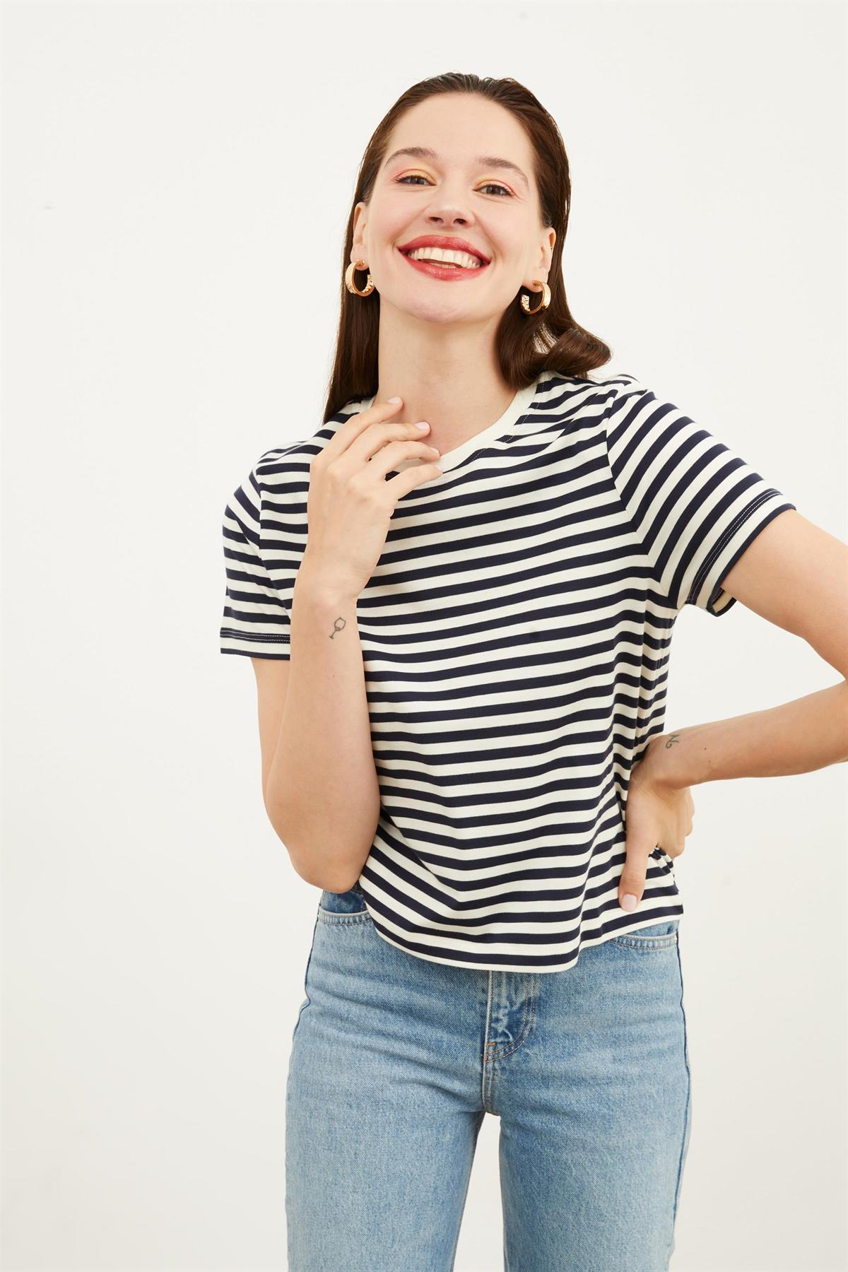 HN3894Kadın Marin Bisiklet Yaka Lacivert Ekru Çizgili Kısa Kol Kısa Boy Crop Örme Ringel T-shirt