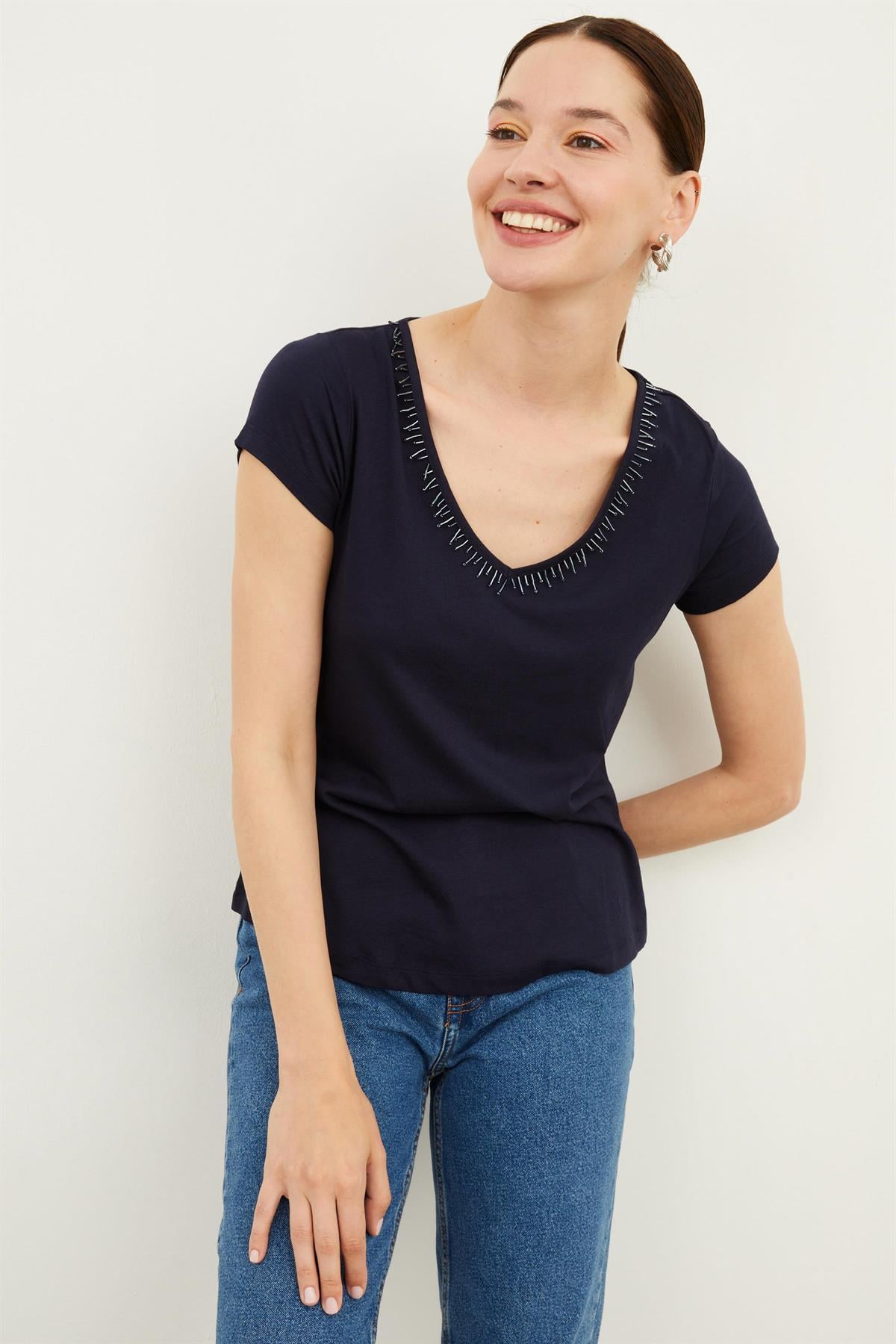HN3934Kadın Yakası Boru Boncuklu V Yaka Kısa Kol T-shirt