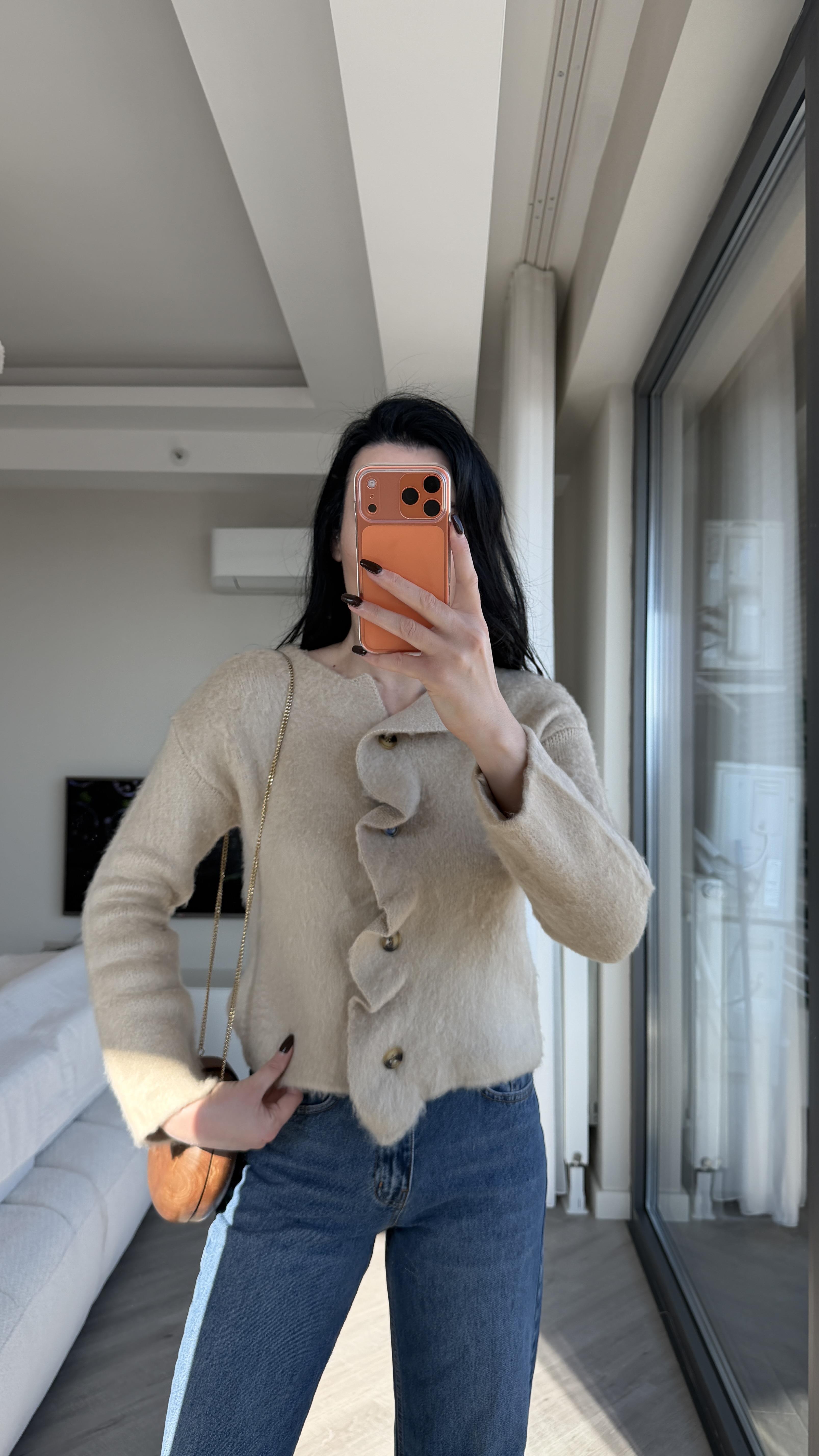 Bej Önü Fırfır Detaylı Hırka