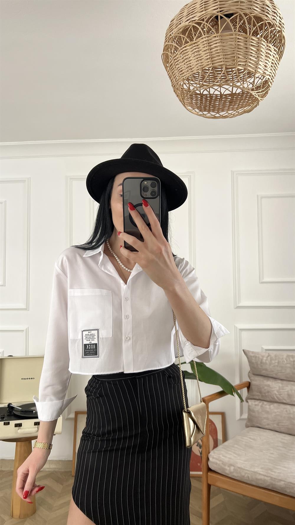 Beyaz Cepli Ve Minik Yazılı Crop Gömlek