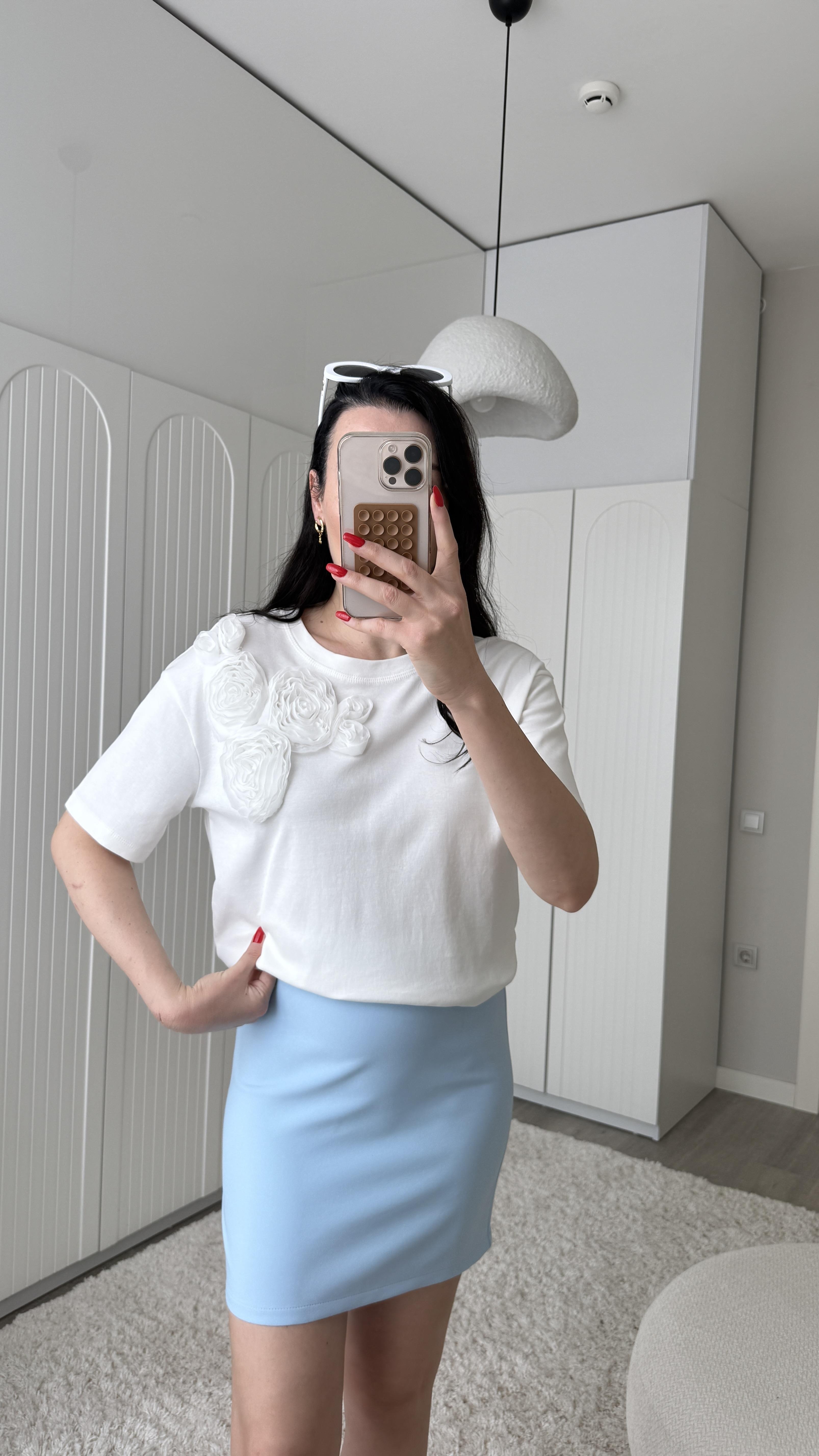 Beyaz Gül Detaylı Tshirt