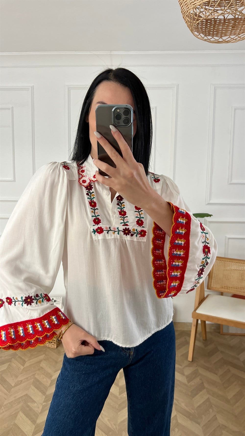 Beyaz Nakış Detaylı Kolları İspanyol Bluz