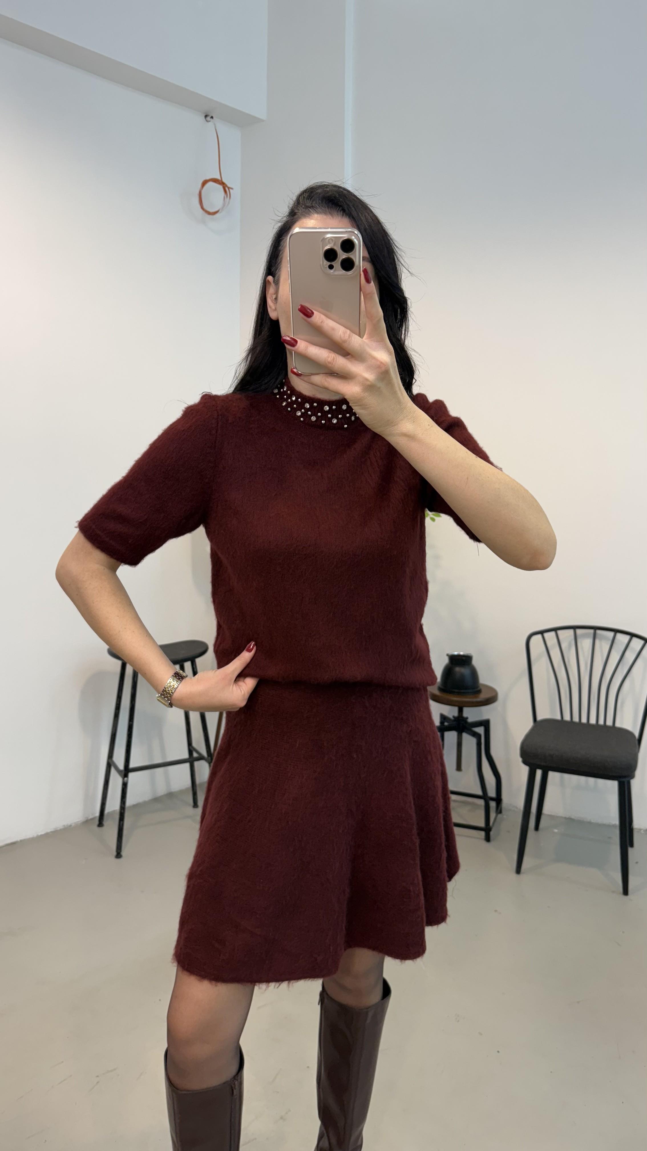 Bordo Yakası Taş Detaylı Etekli Triko Takım