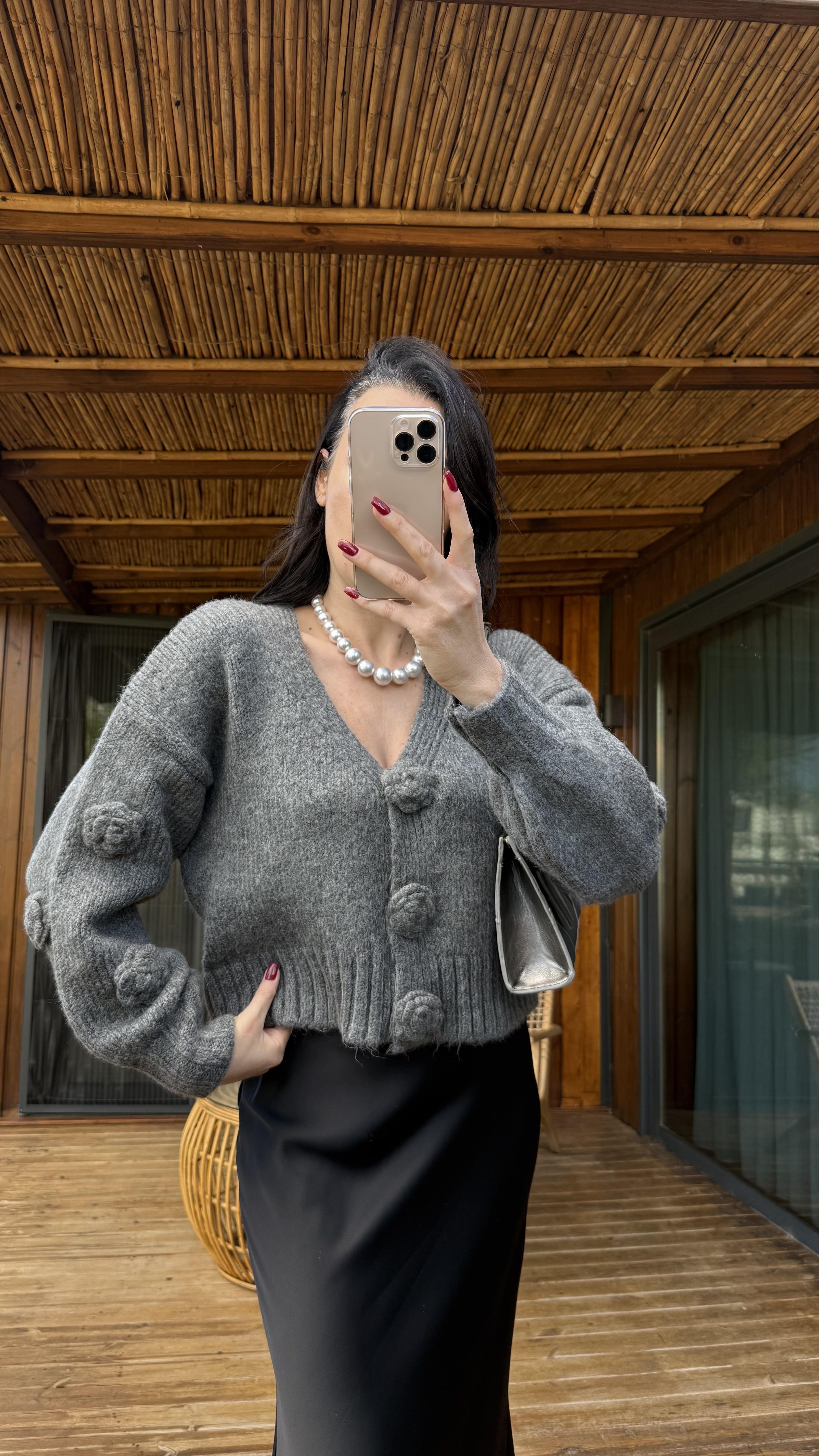 Gri Çiçekli Hırka