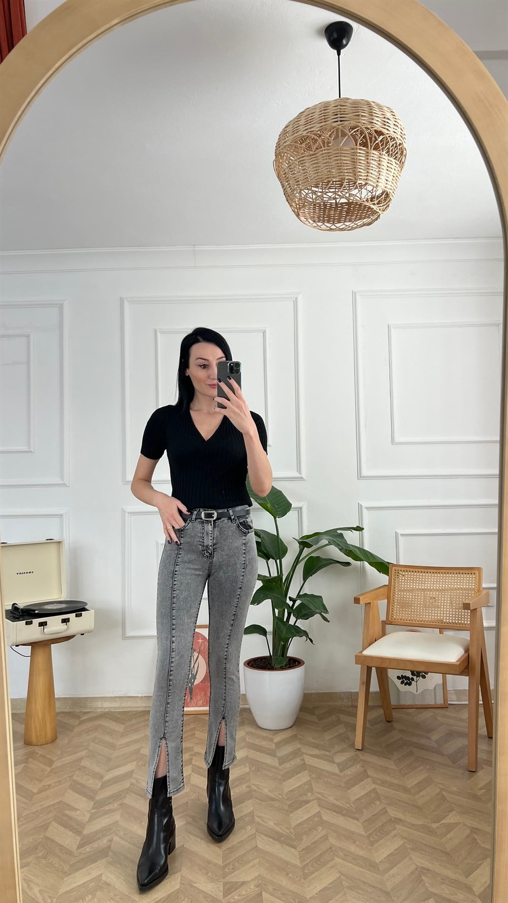 Gri Ön Paça Yırtmaç Detaylı Jean
