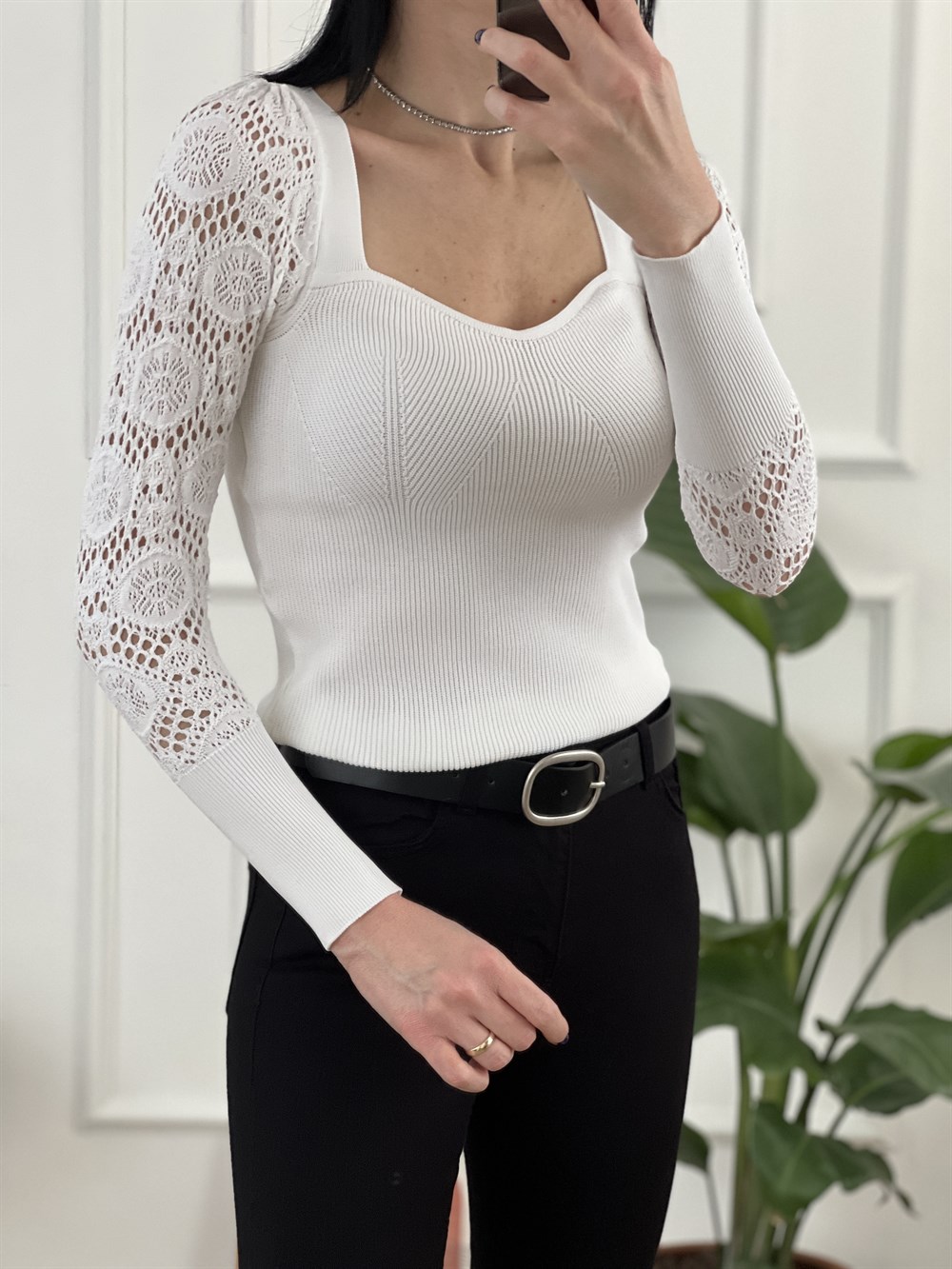 Kolları Detaylı Likralı Beyaz Triko