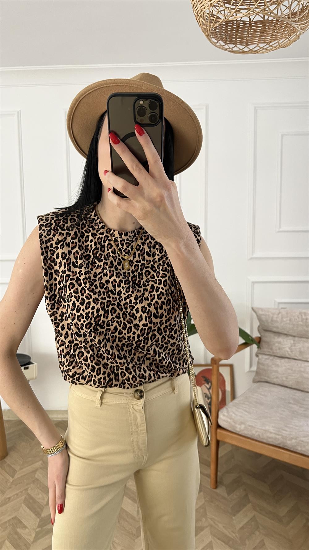 Leopar Desen Omuzları Vatkalı Tişört 