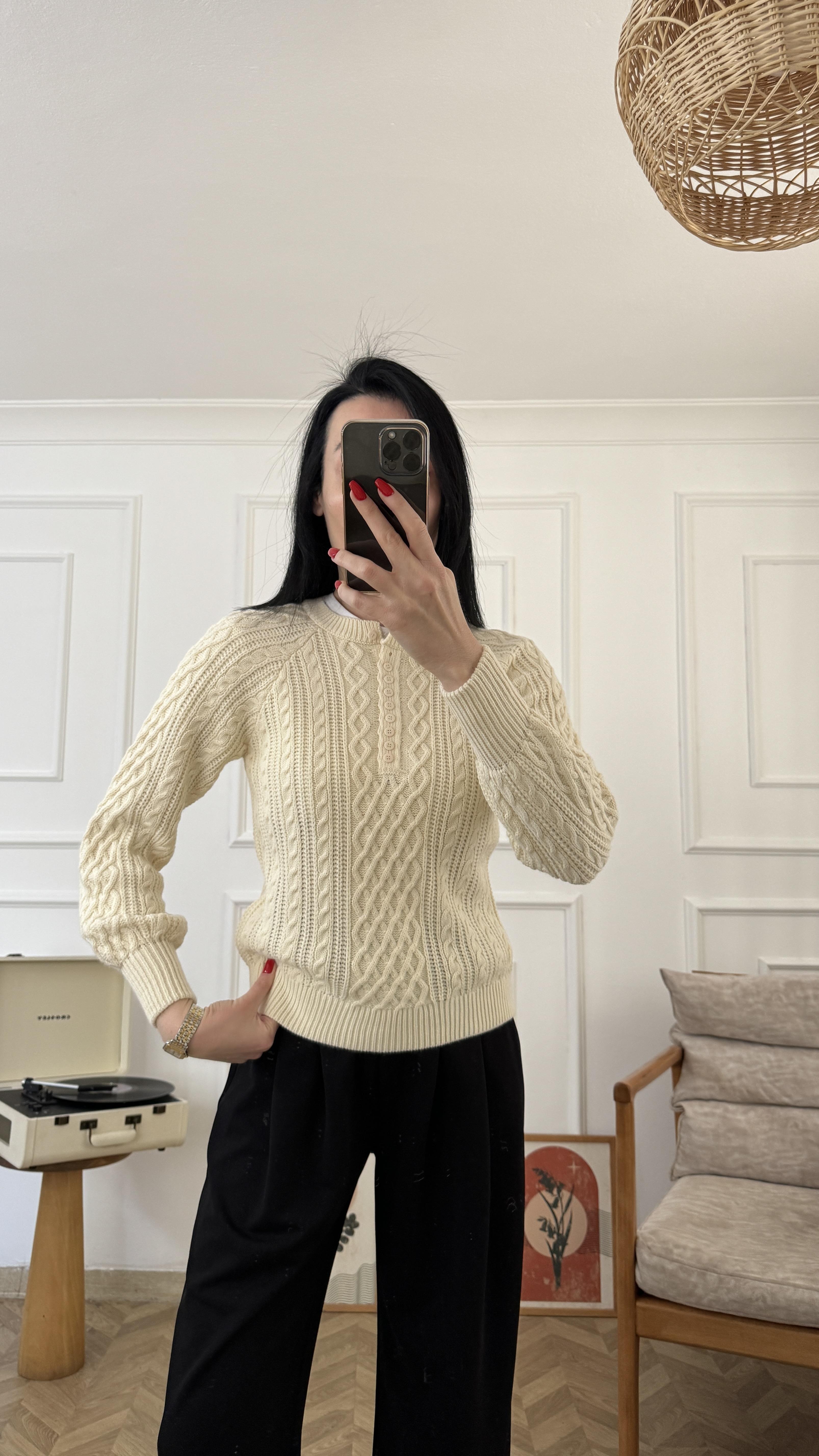 Önü Düğmeli Ekru Triko Kazak