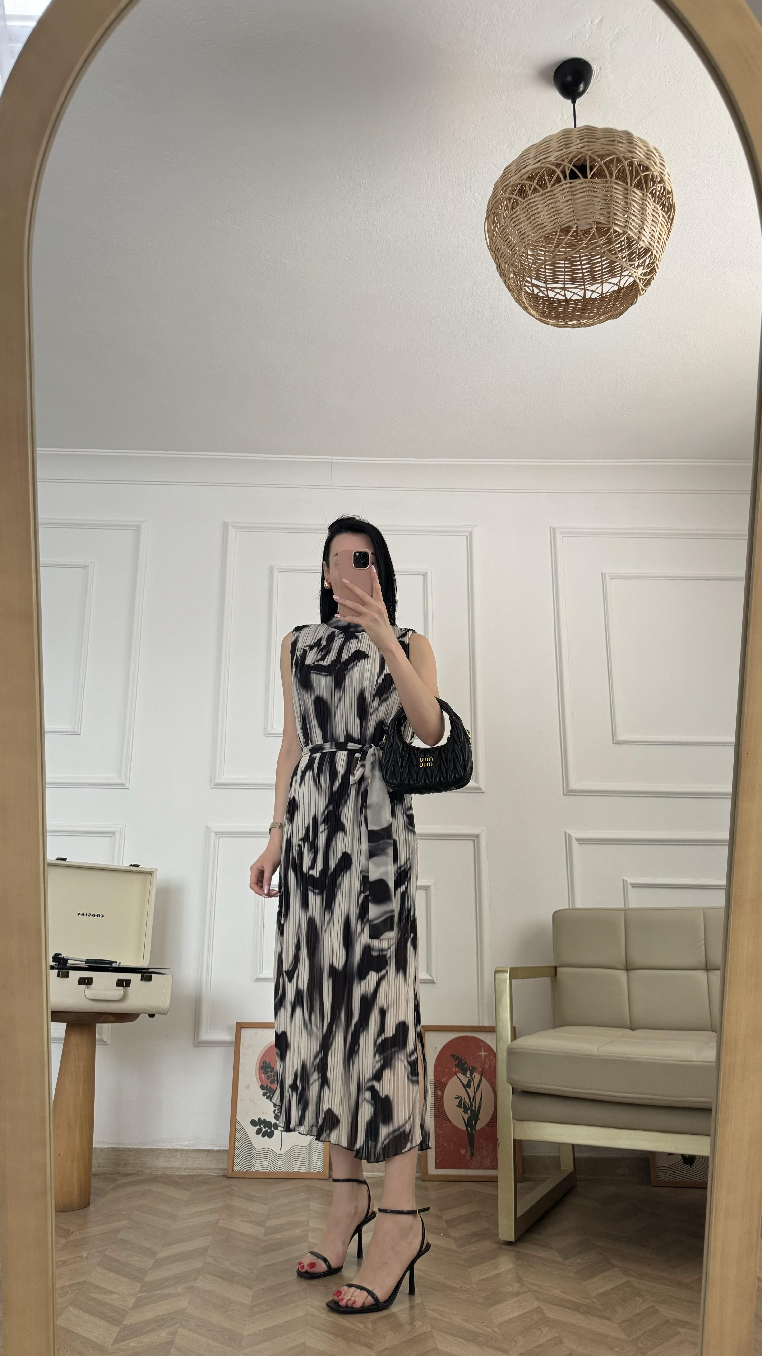 Siyah Bej Desenli Kuşaklı Pileli Elbise