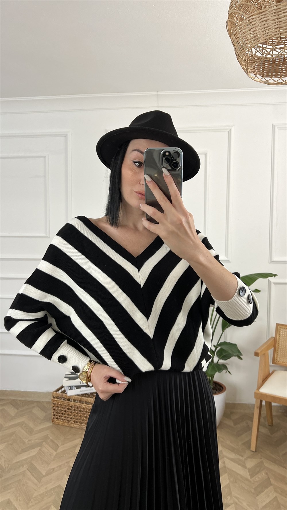 Siyah Beyaz Ön Arka V Yaka Triko