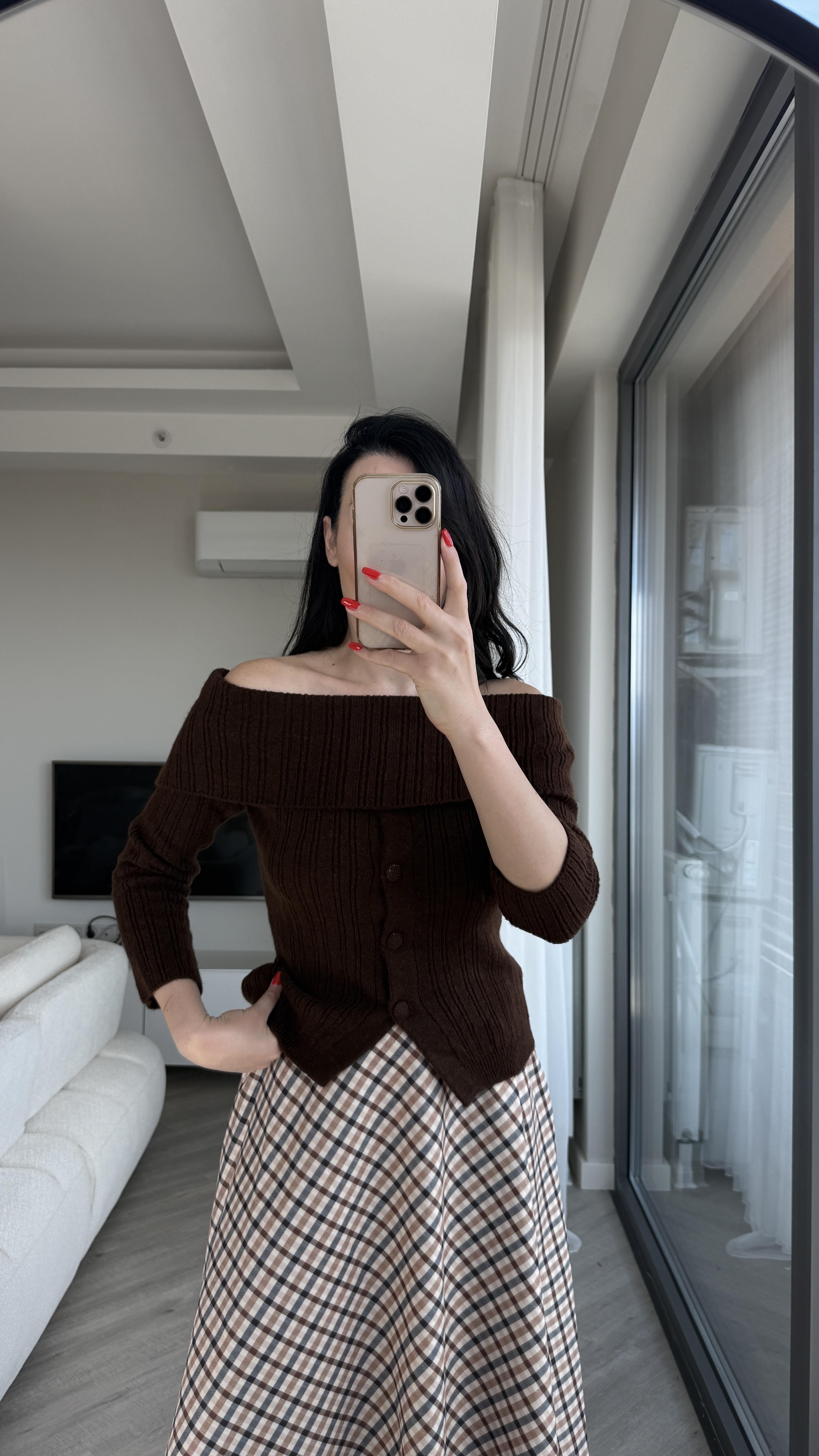 Acı Kahve Madonna Yaka Triko Kazak