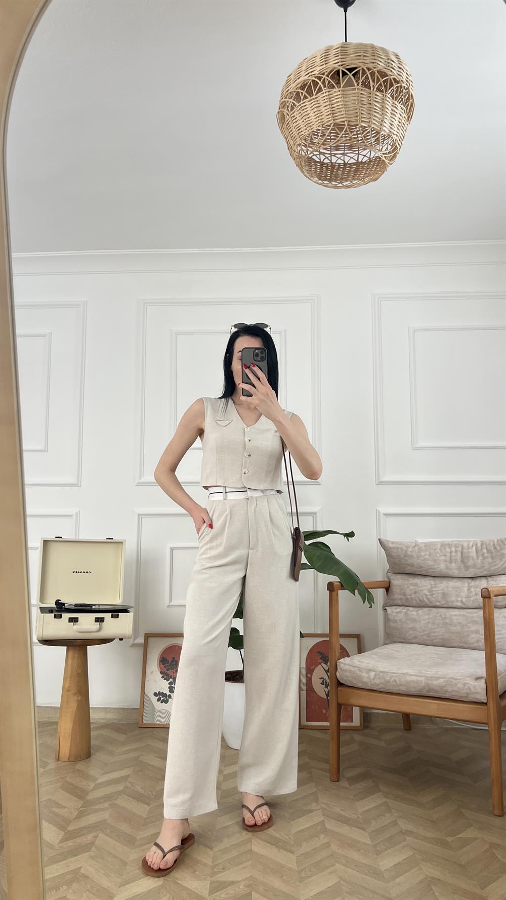 Bej Beli Kemer Detaylı Yelekli Takım