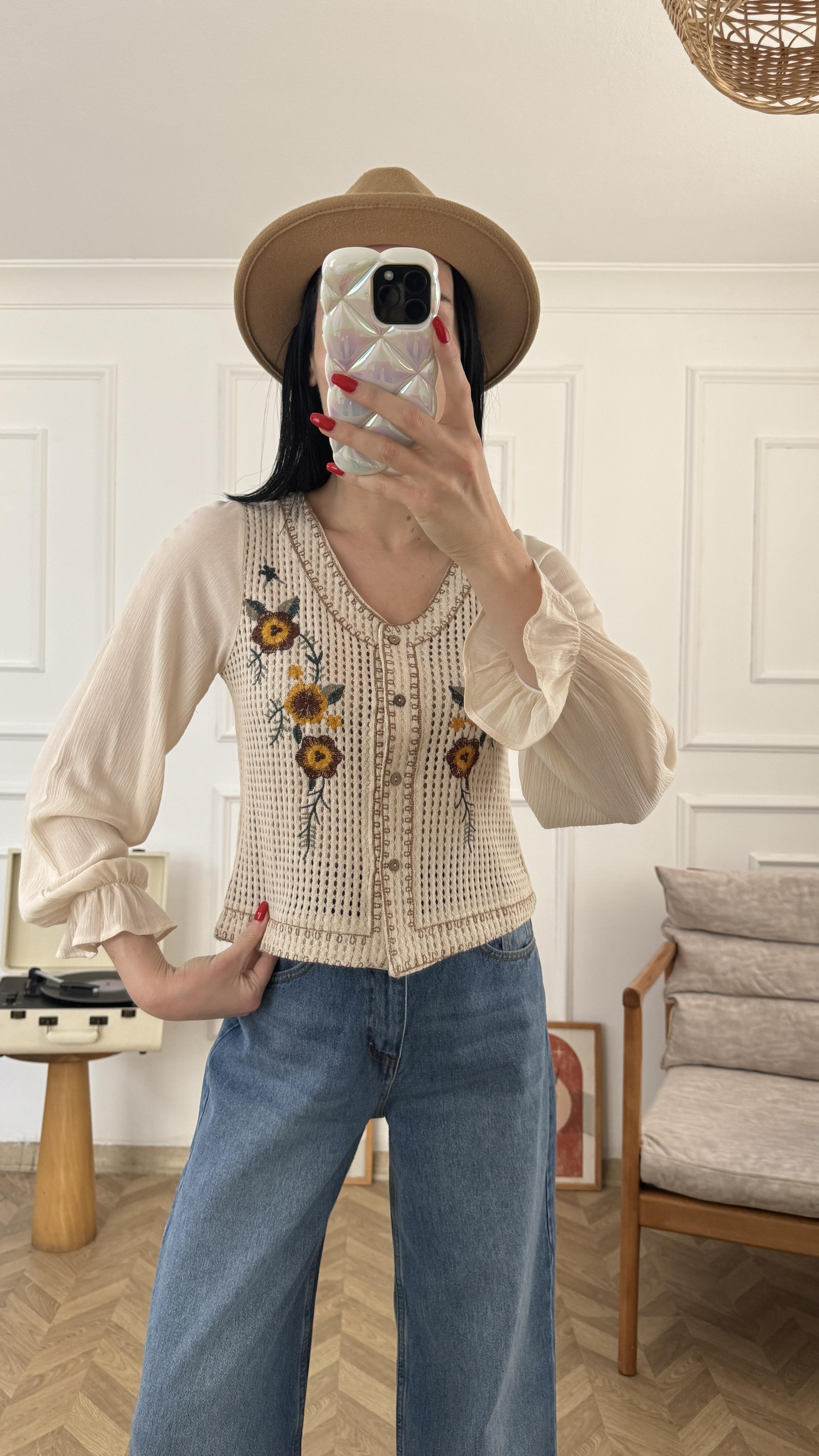 Bej Nakış Detaylı Bluz