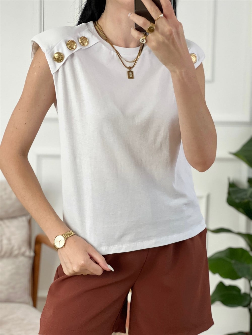 Beyaz Gold Düğme Detaylı Vatkalı Tshirt