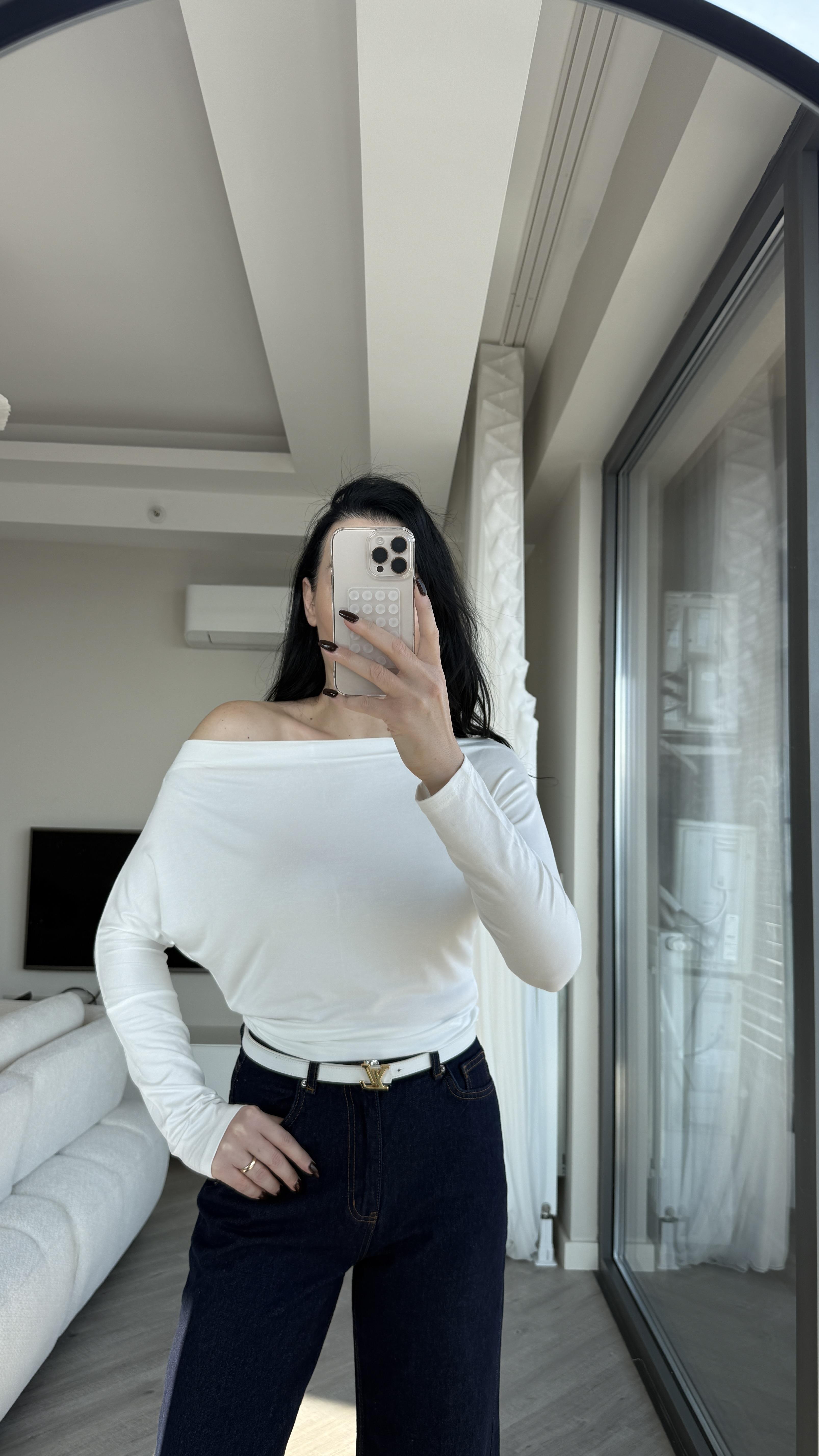 Beyaz Kayık Yakalı Bluz