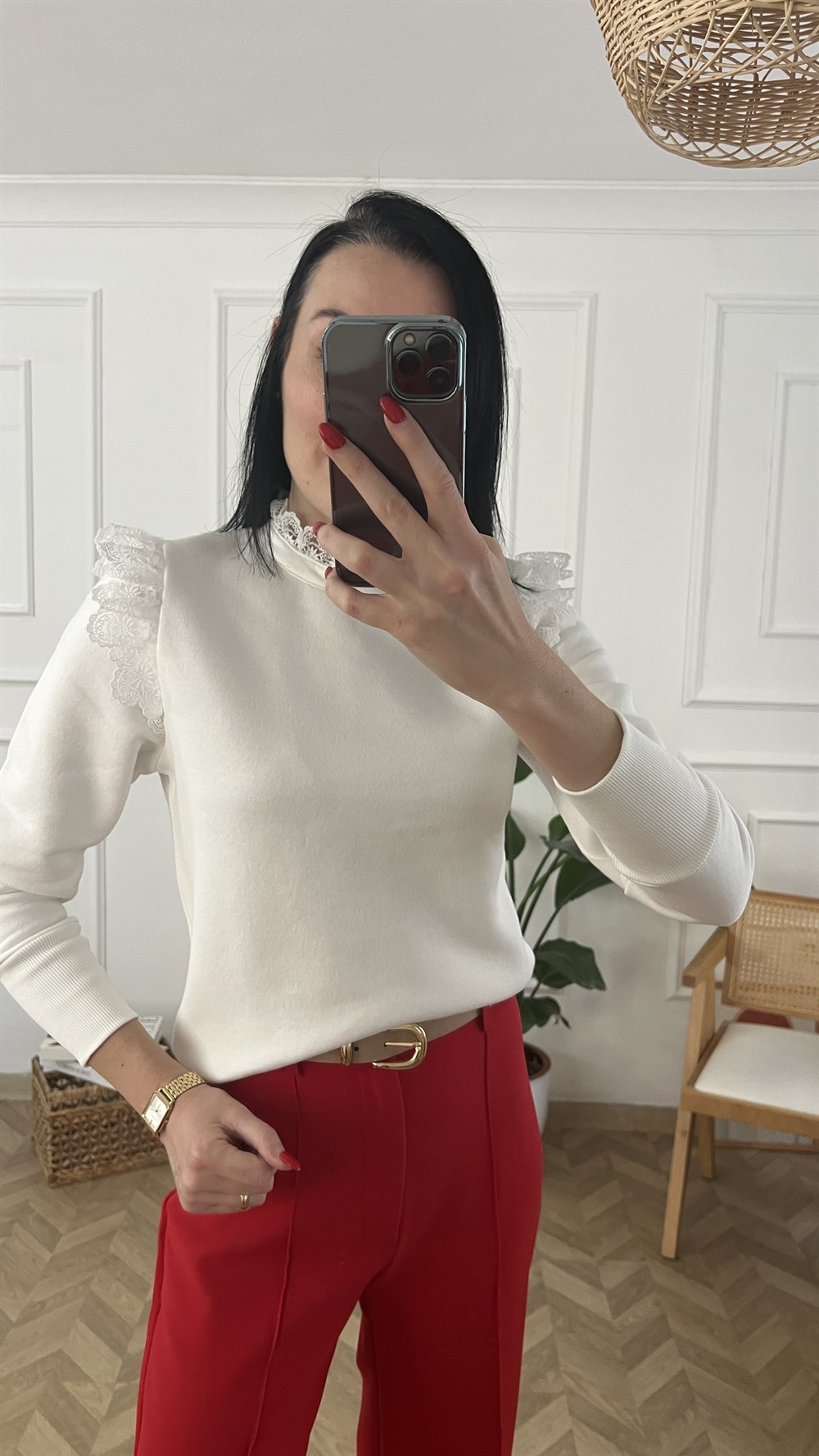 Beyaz Minik Dantel Detaylı Sweat