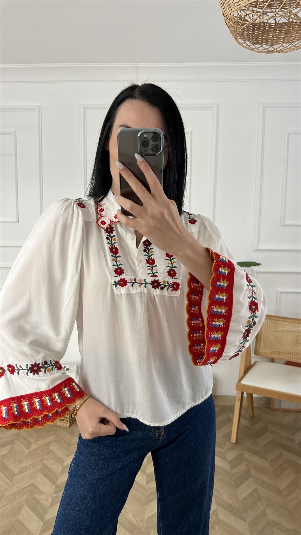 Beyaz Nakış Detaylı Kolları İspanyol Bluz
