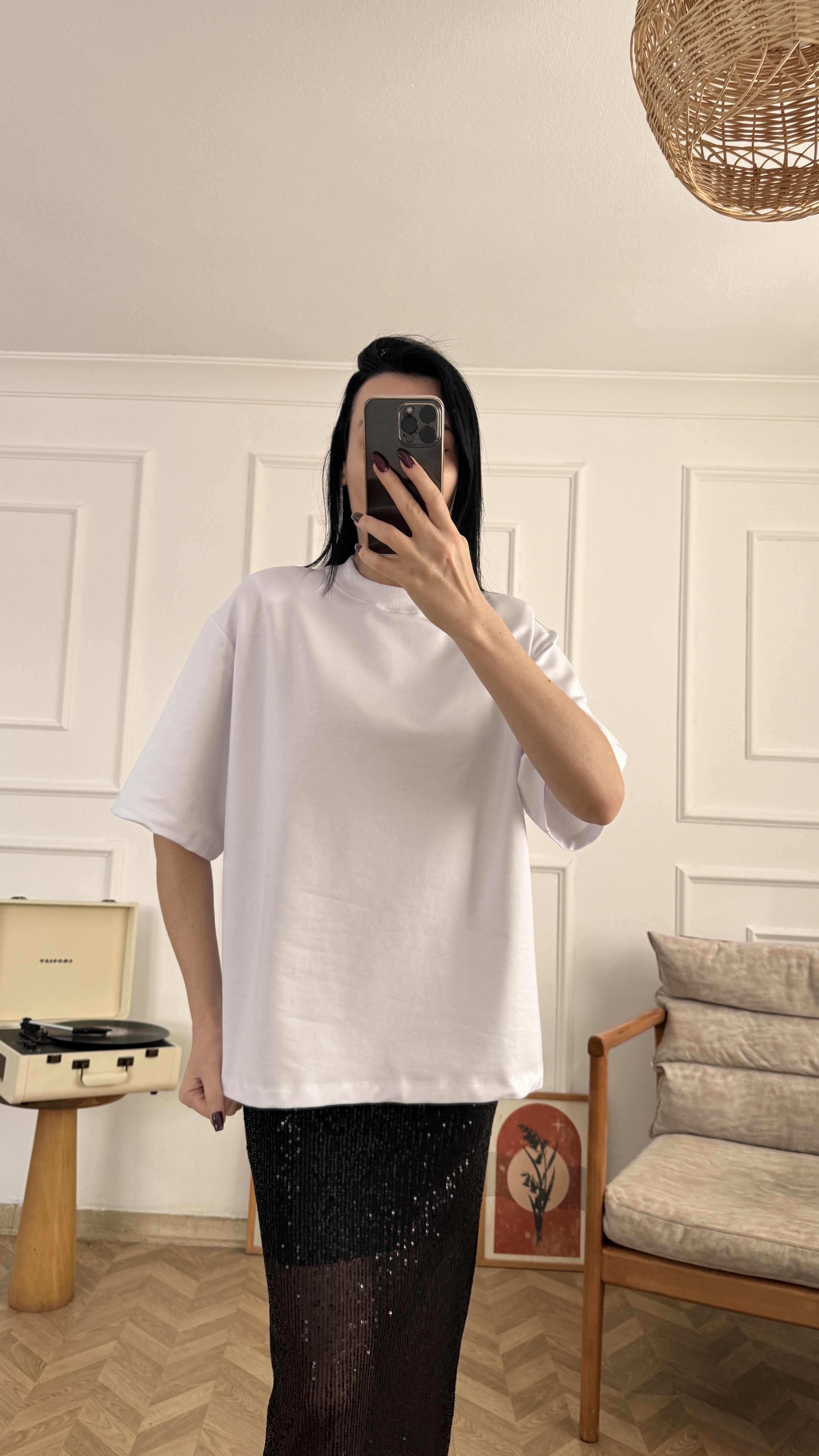 Beyaz Omuzları Vatkalı Oversize Tshirt
