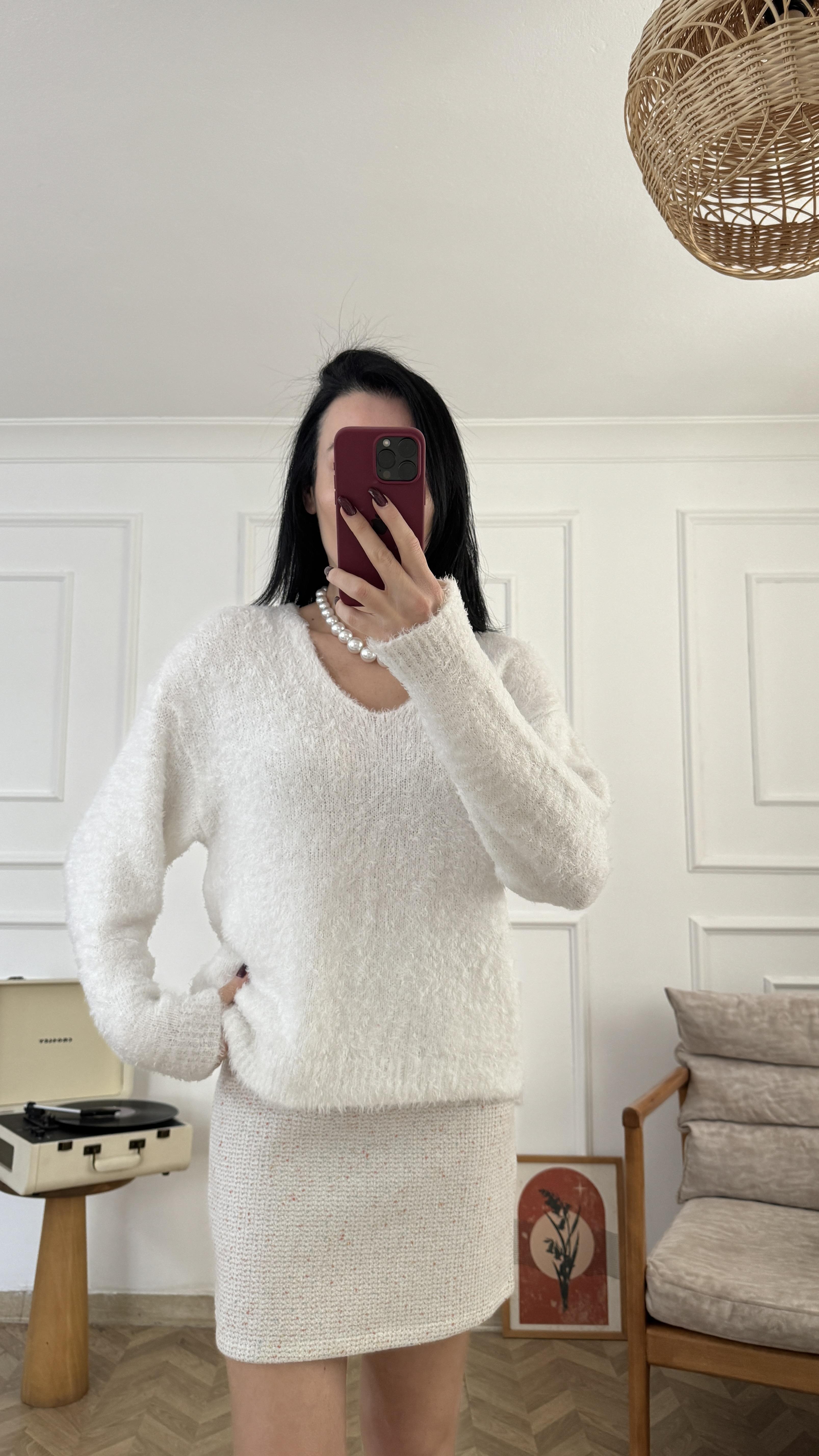 Beyaz V Yaka Sakallı Triko