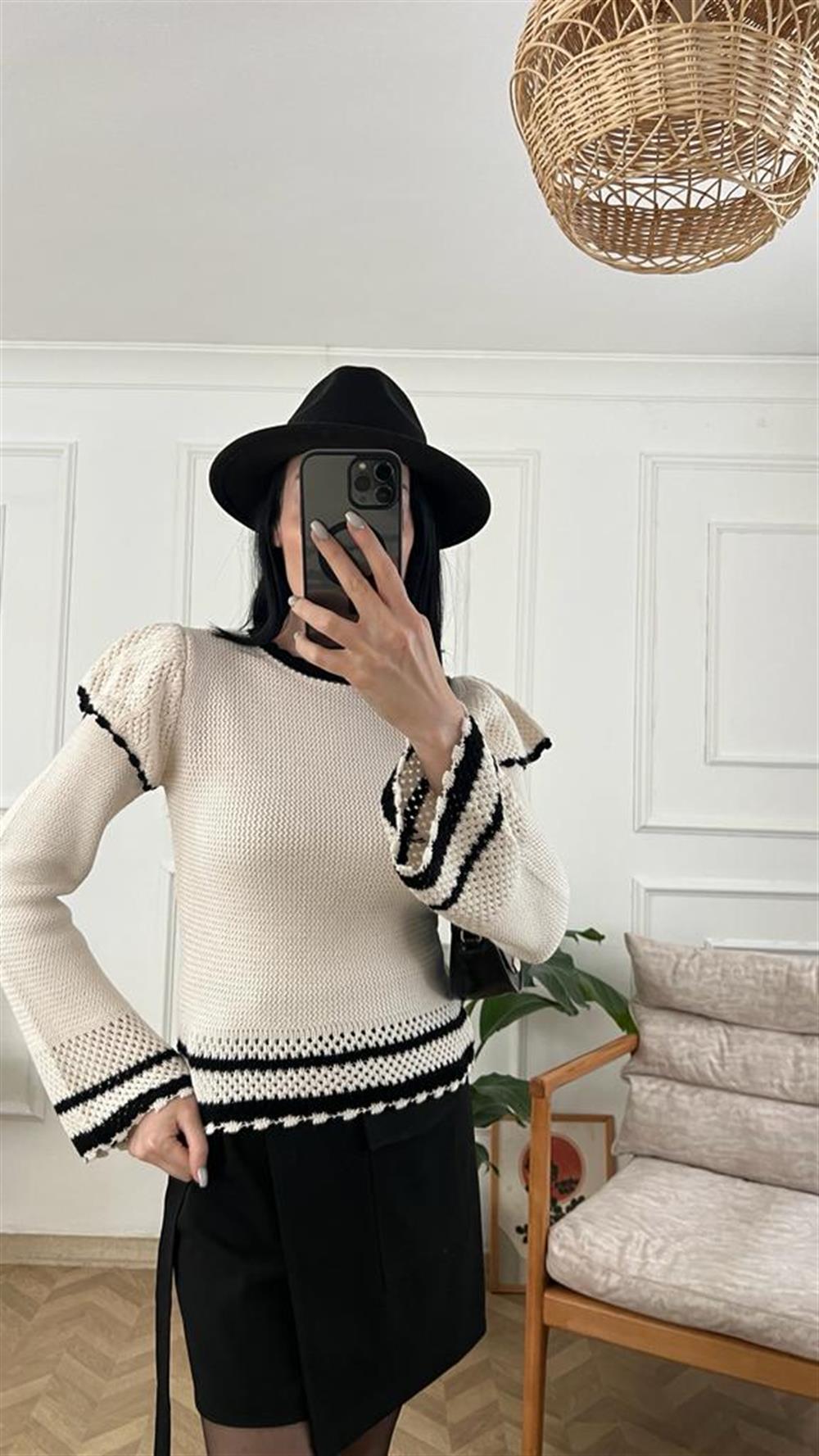 Ekru İspanyol Kol Siyah Şeritli Triko