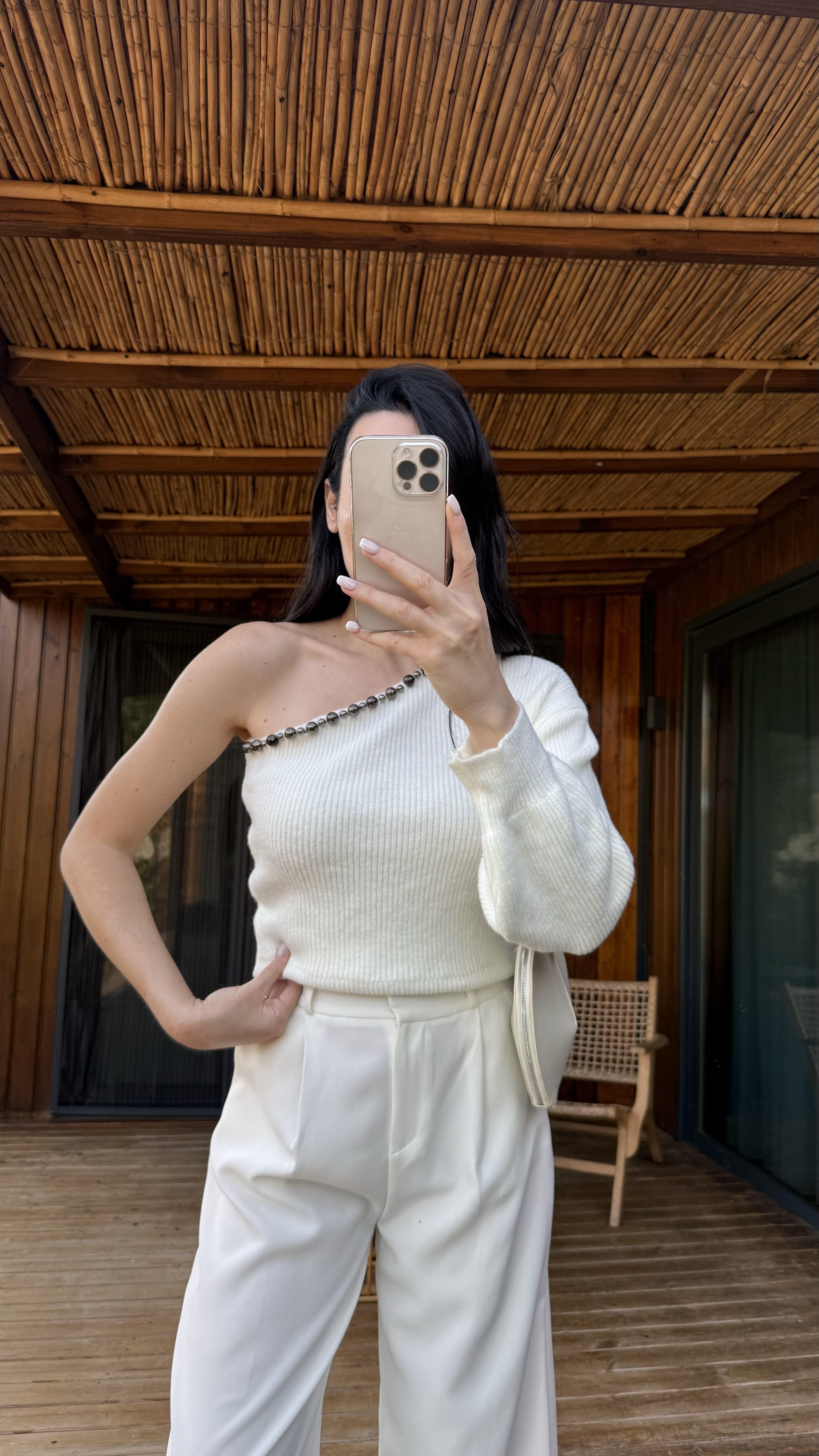 Ekru Tek Omuz İnci Detaylı Triko Kazak
