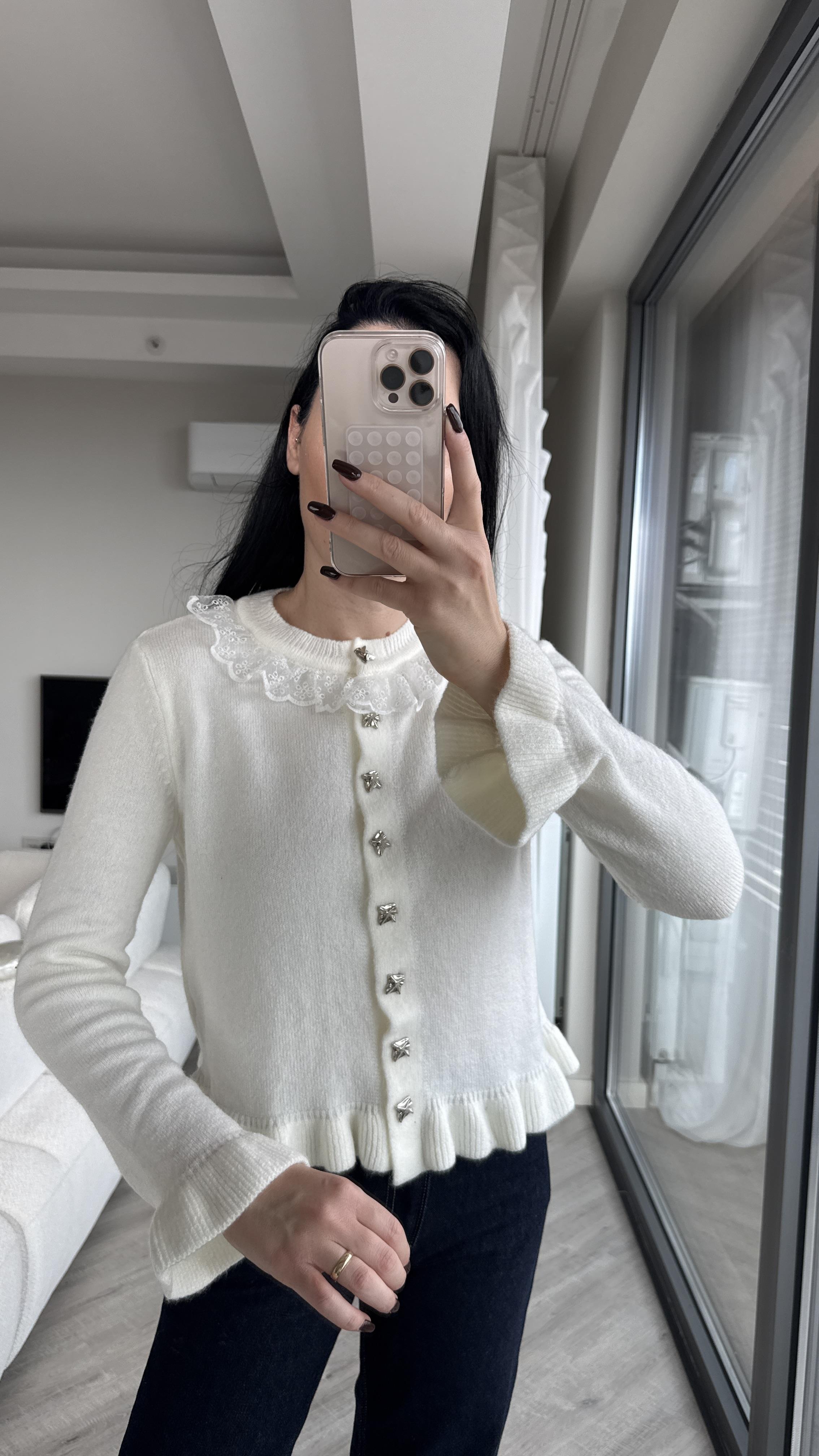 Ekru Yakası Dantel Detaylı Hırka