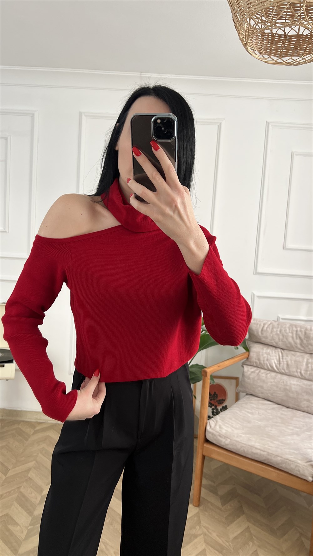 Kırmızı Boyun Detaylı Triko