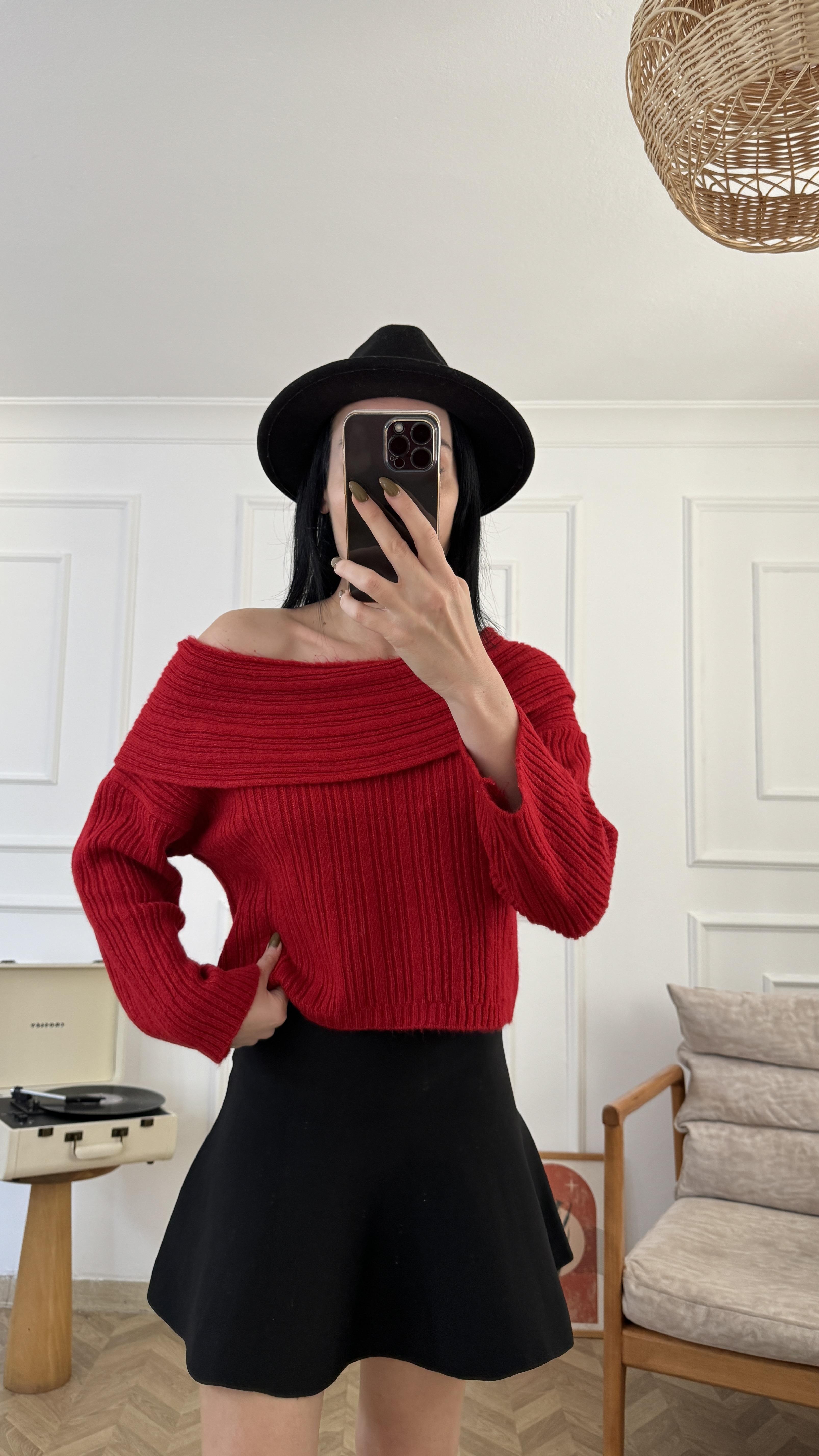 Kırmızı Degaje Yaka Fitilli Triko Kazak