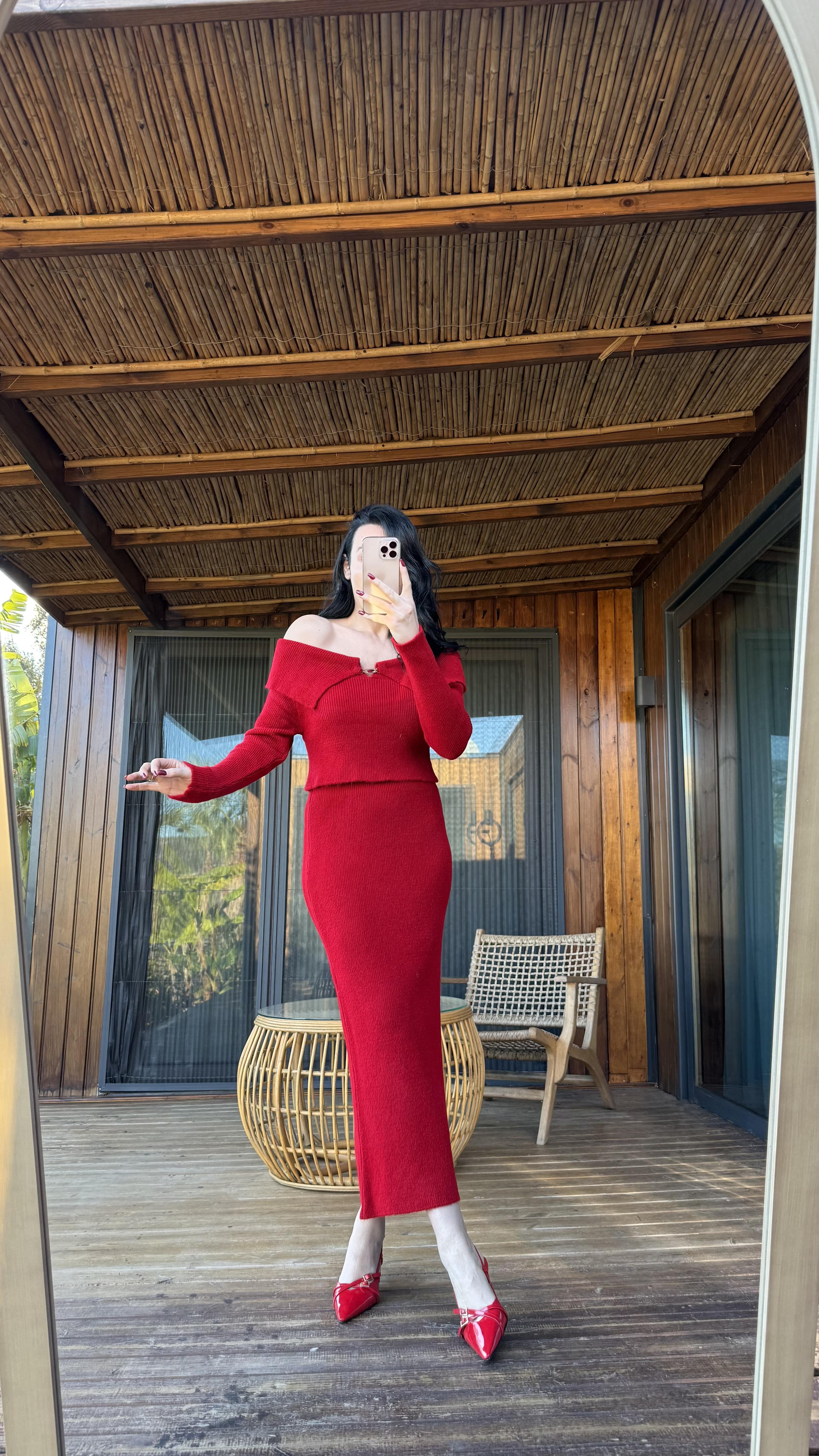 Kırmızı Madonna Yaka Etekli Takım