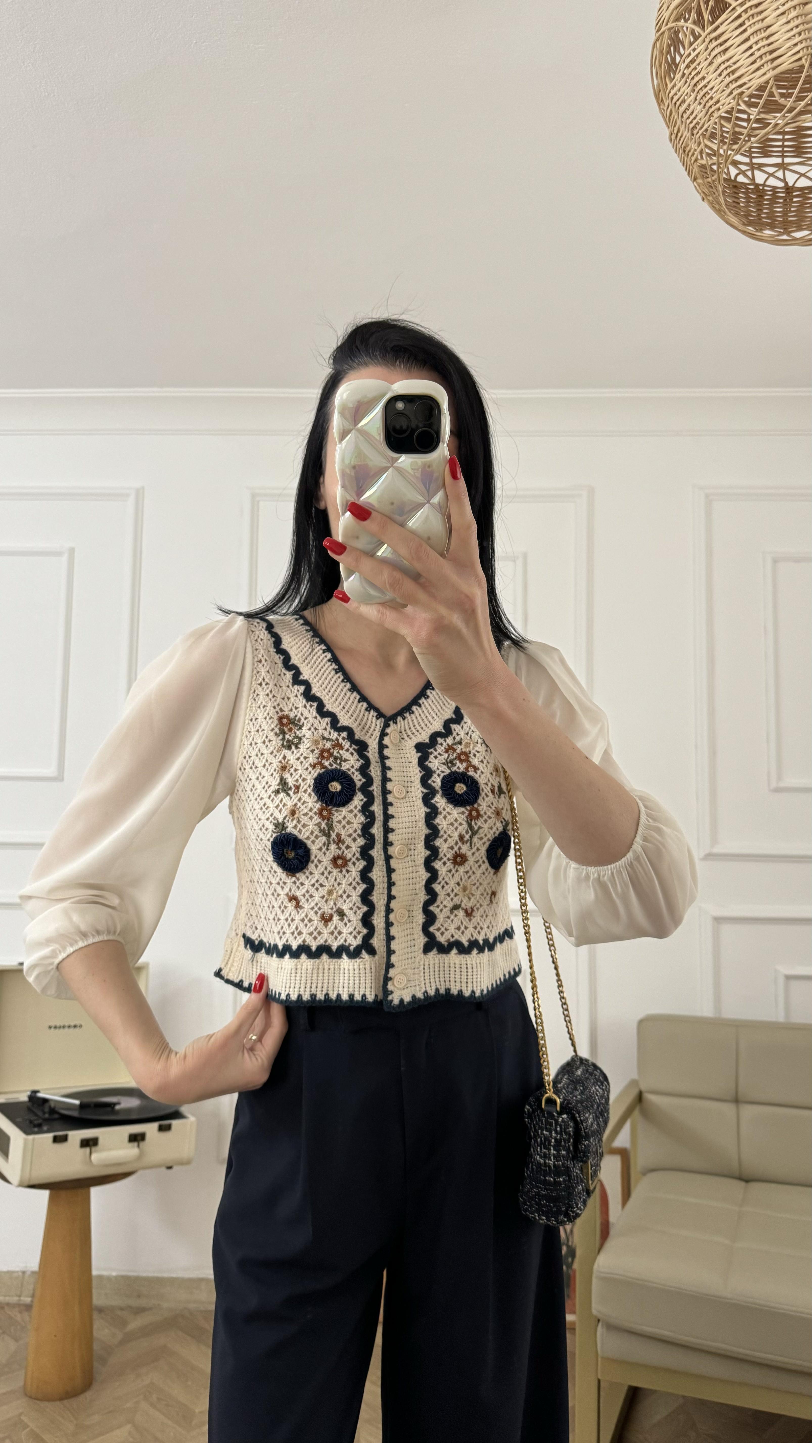 Lacivert Nakış Detaylı Kolları Şifon Bluz