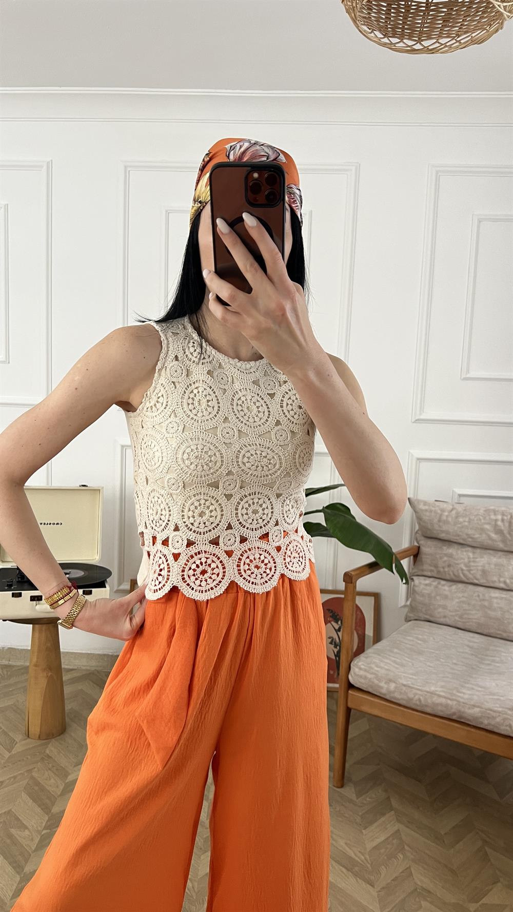 Motif Detaylı Kolsuz Bluz