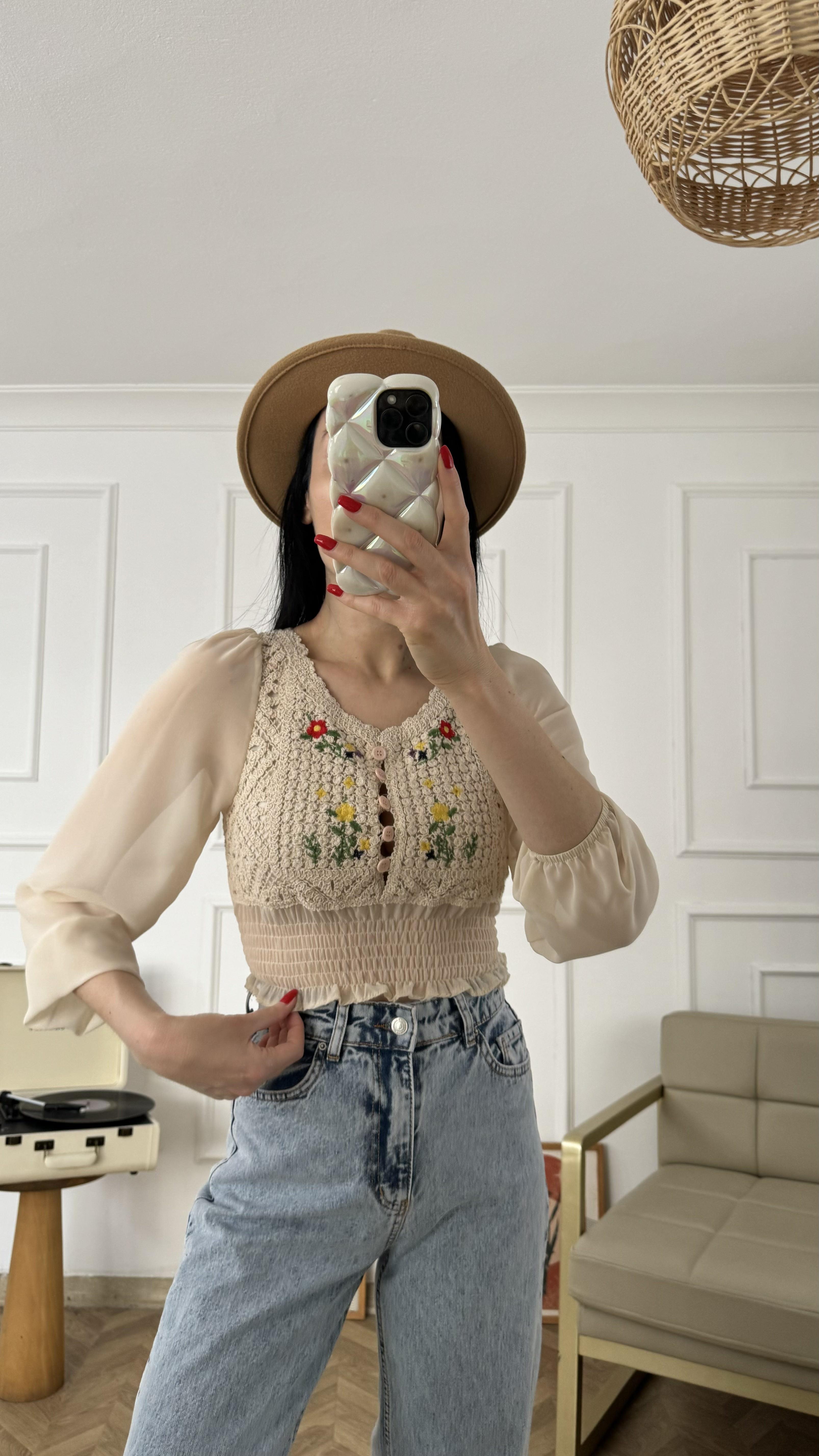 Nakış Detaylı Kolları Şifon Bluz