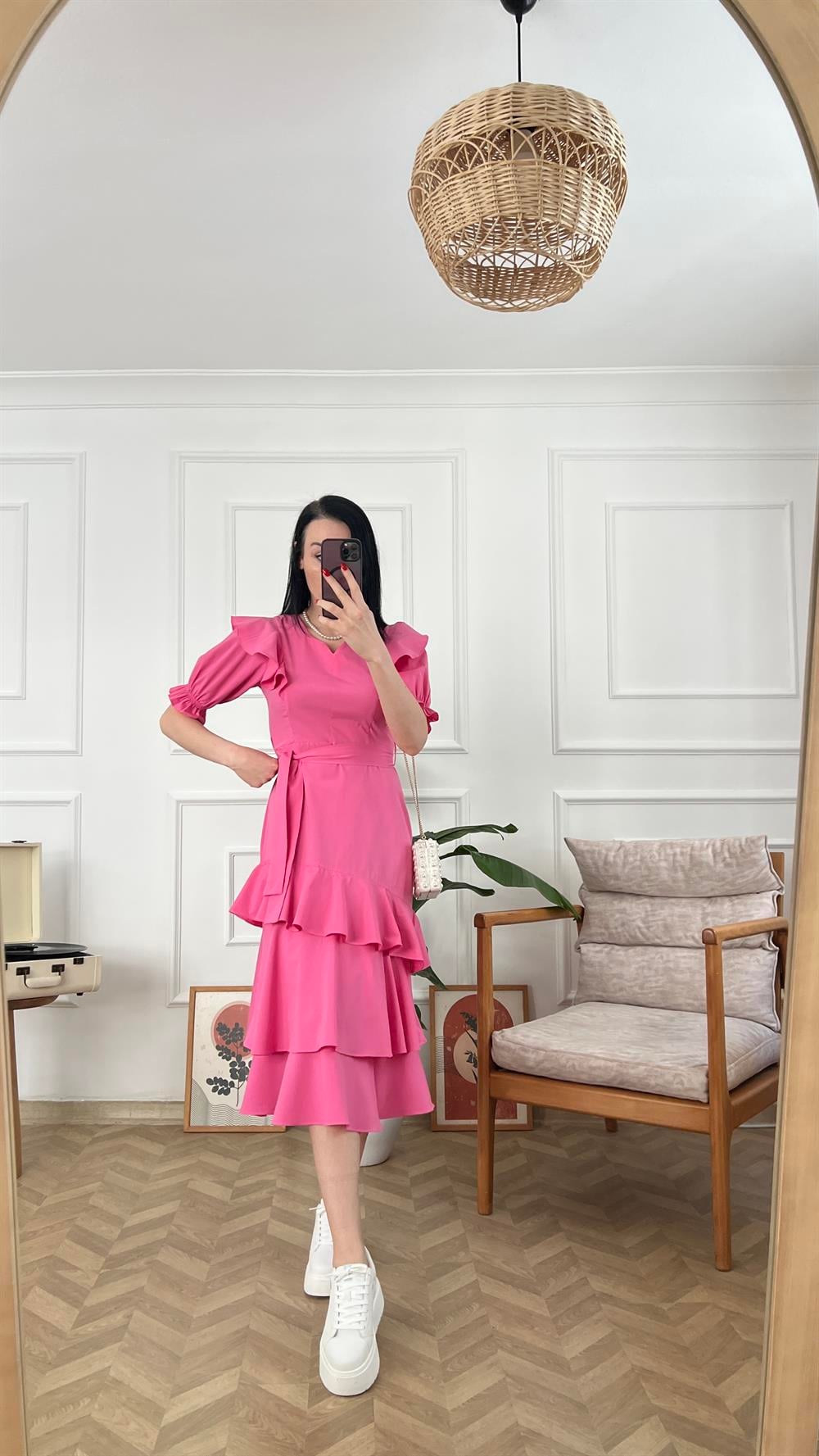 Pembe Eteği Fırfır Detaylı Kuşaklı Elbise 