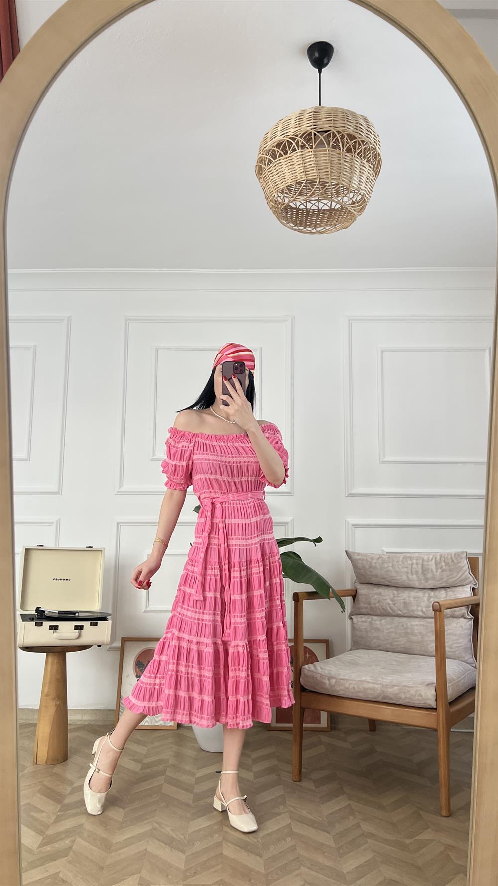 Pembe Kuşaklı Madonna Yaka Elbise
