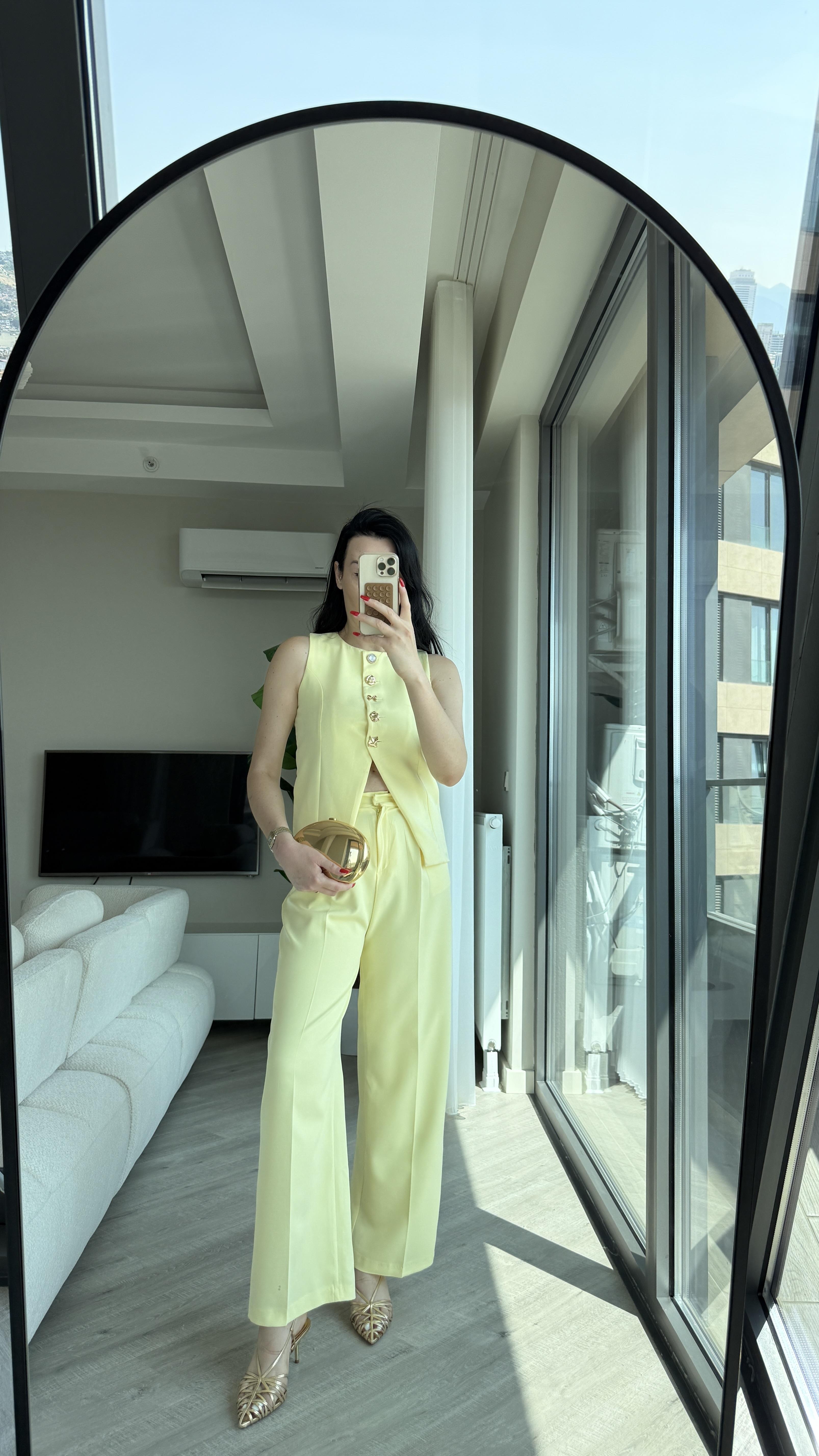 Sarı Gold Düğmeli Yelekli Takım