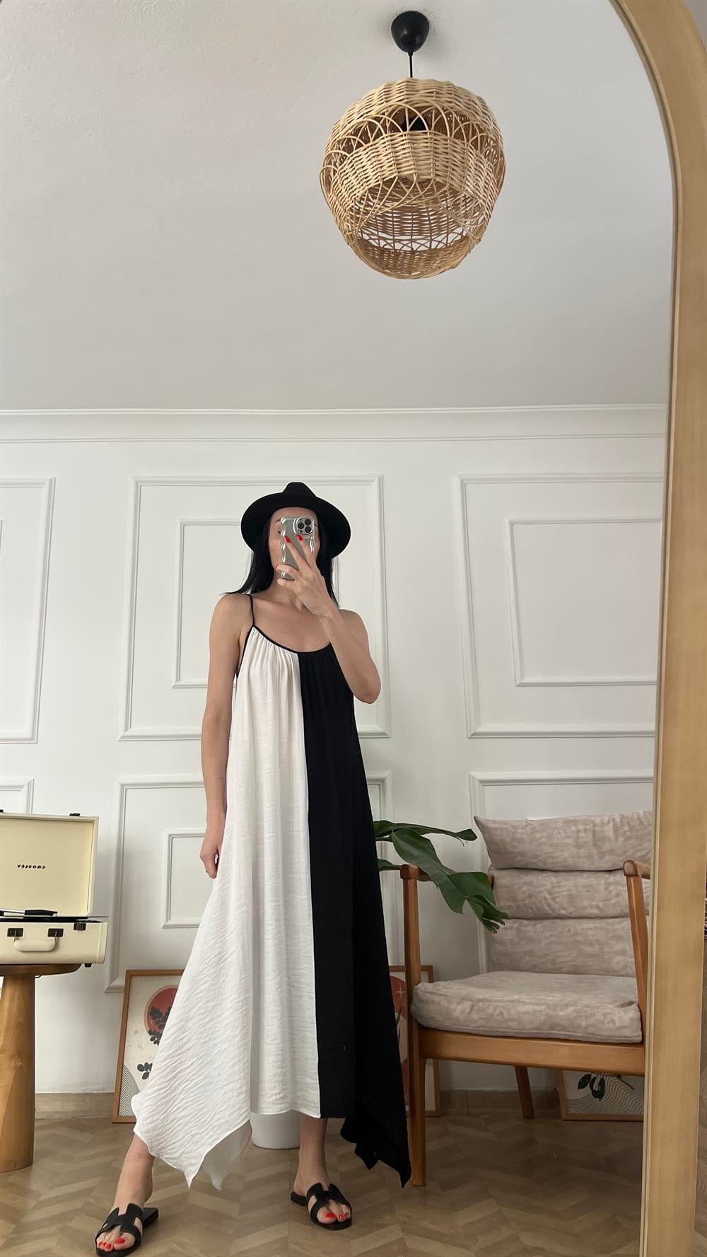 Siyah Beyaz Asimetrik Askılı Elbise