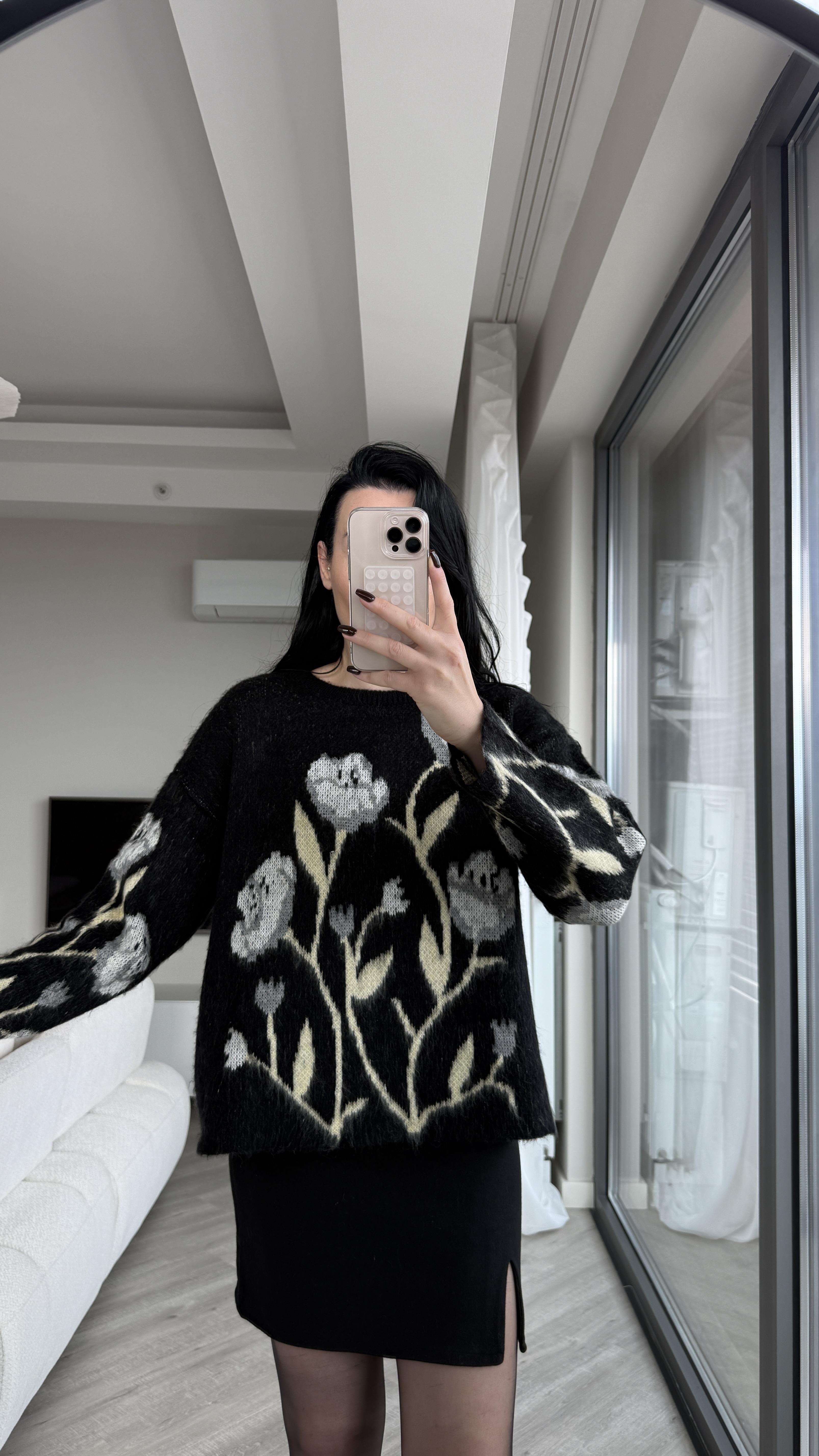 Siyah Çiçek Desenli Kazak