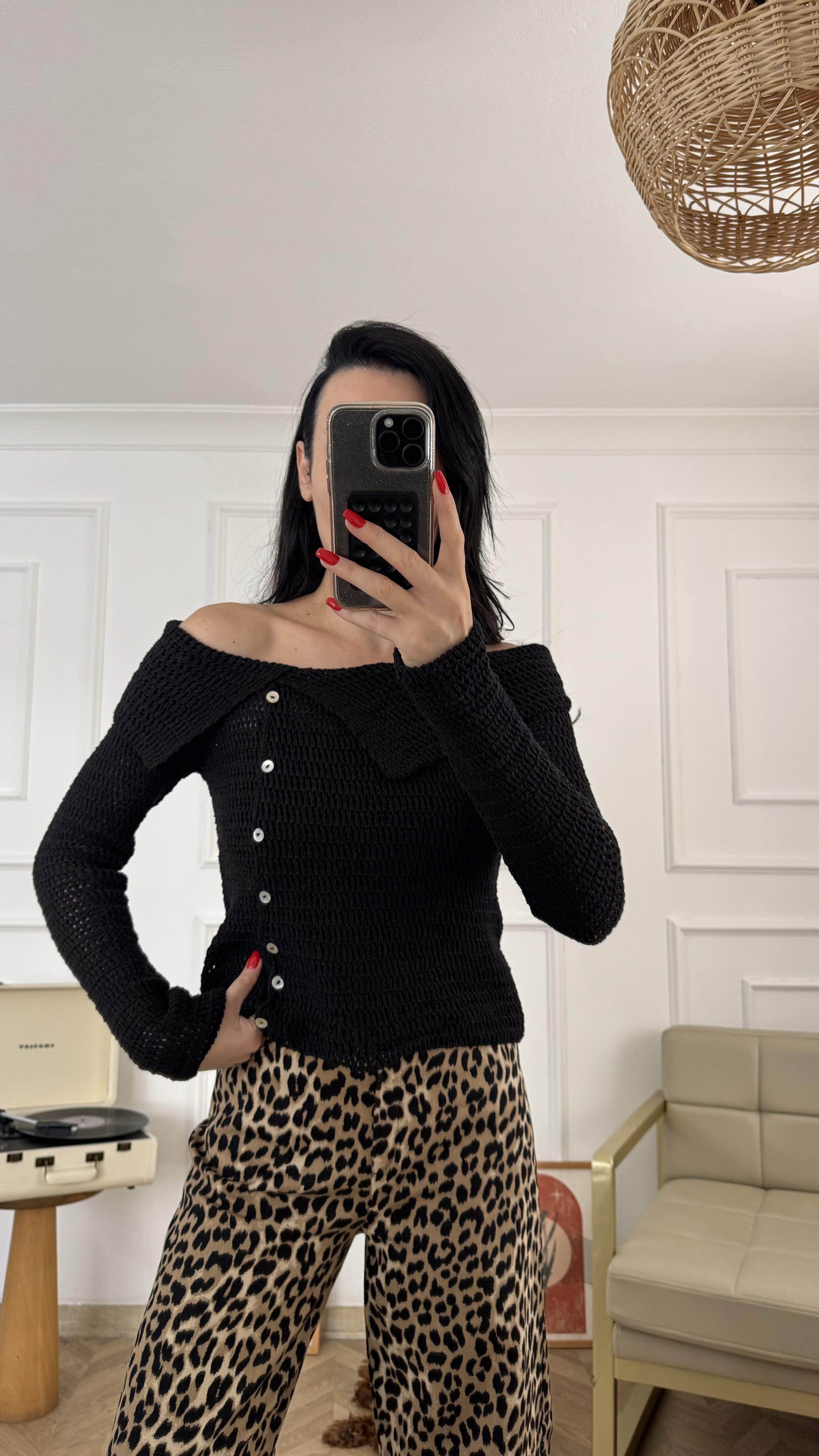 Siyah Düğme Detaylı Triko