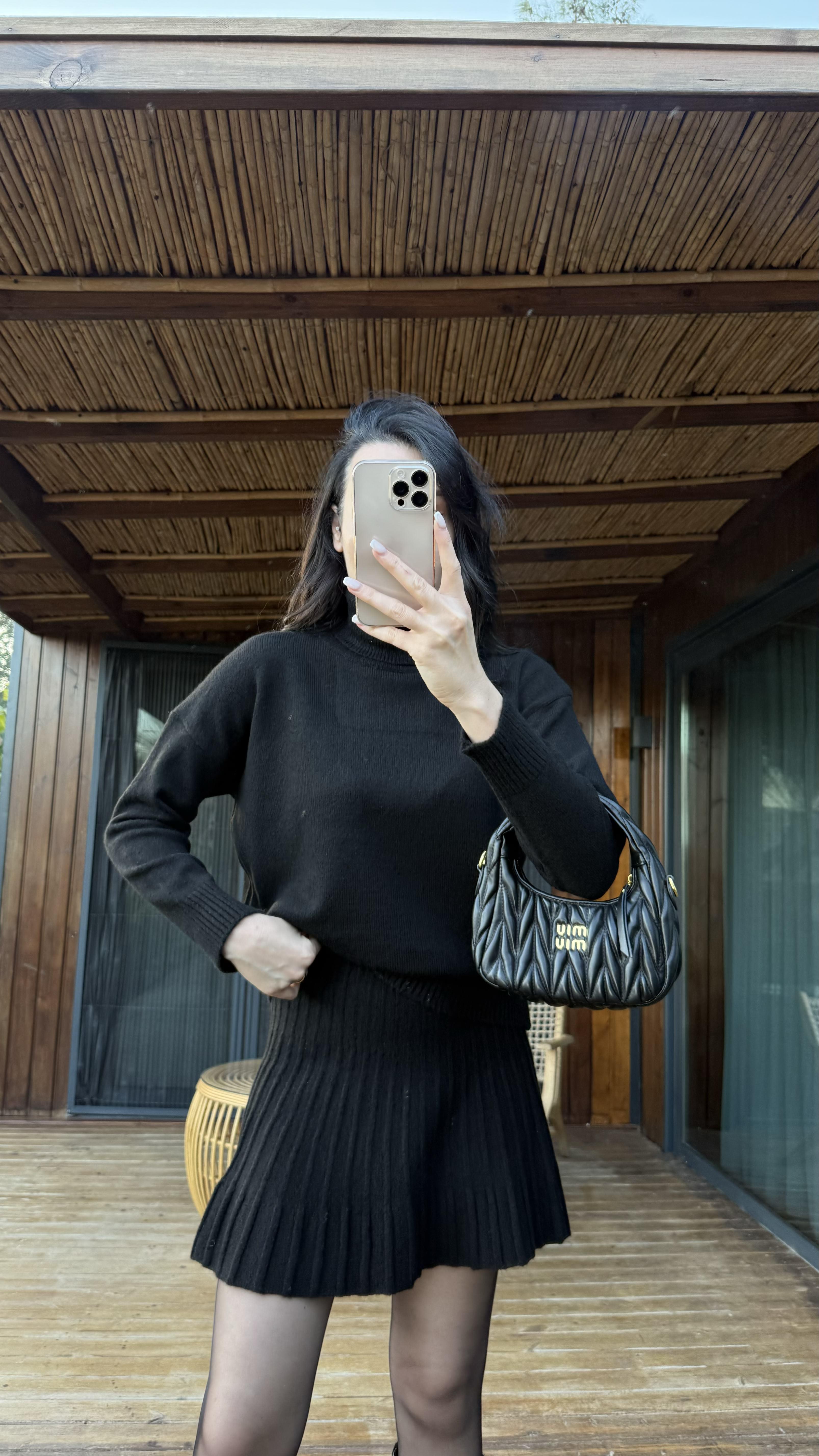 Siyah Eteği Pileli Triko Takım