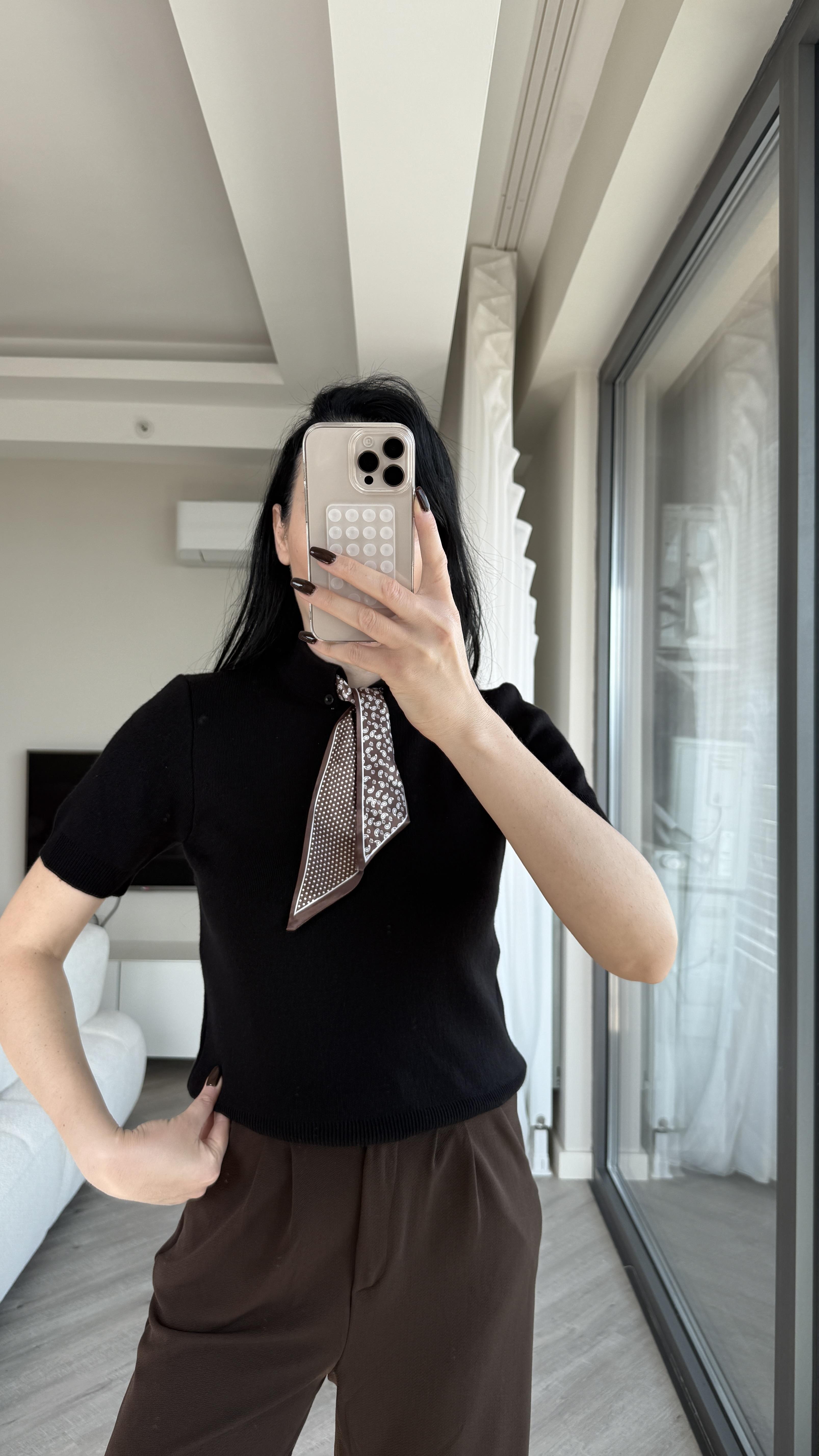 Siyah Fular Detaylı Triko